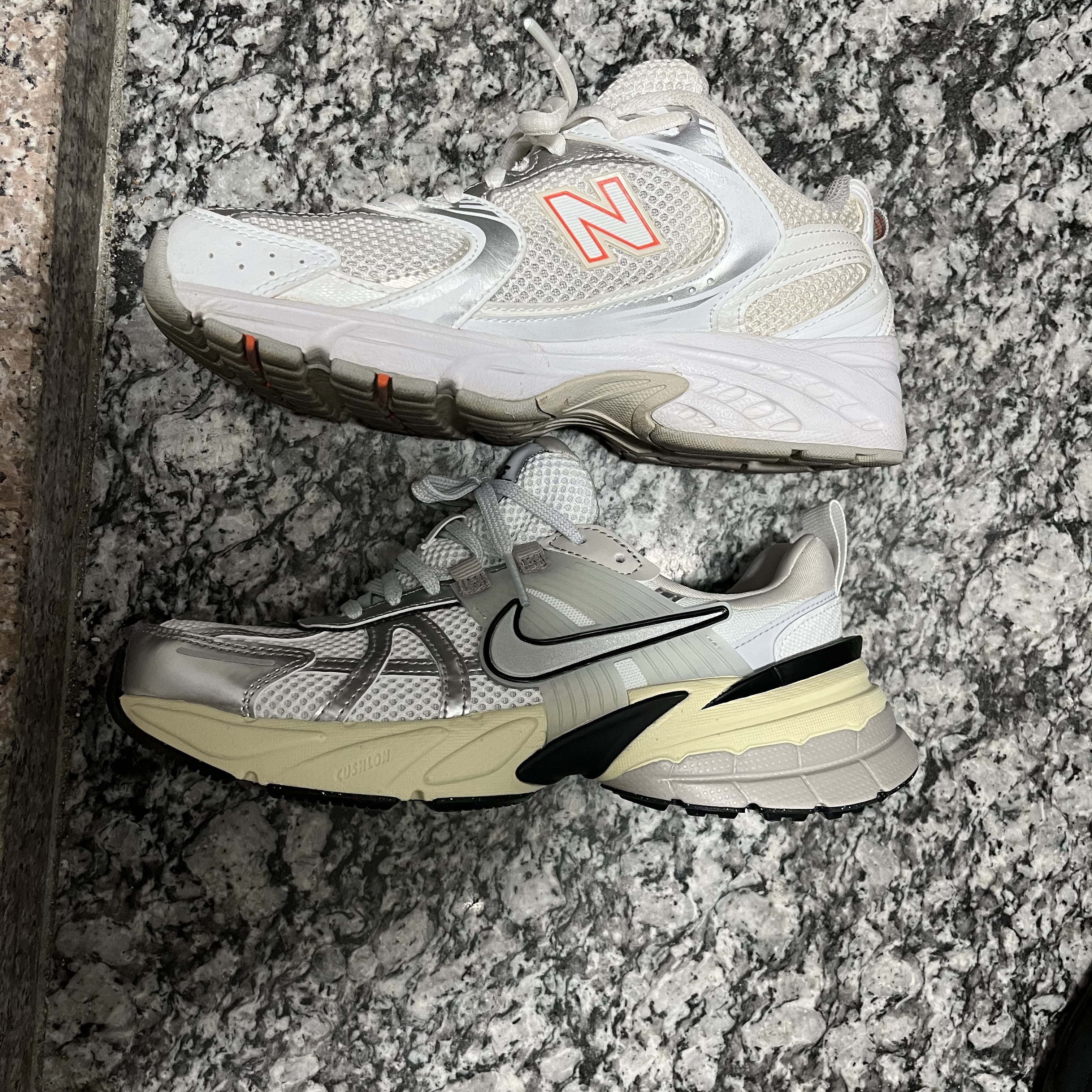 Nike V2K Run Summit White Metallic Silver 착용 스타일 - 3