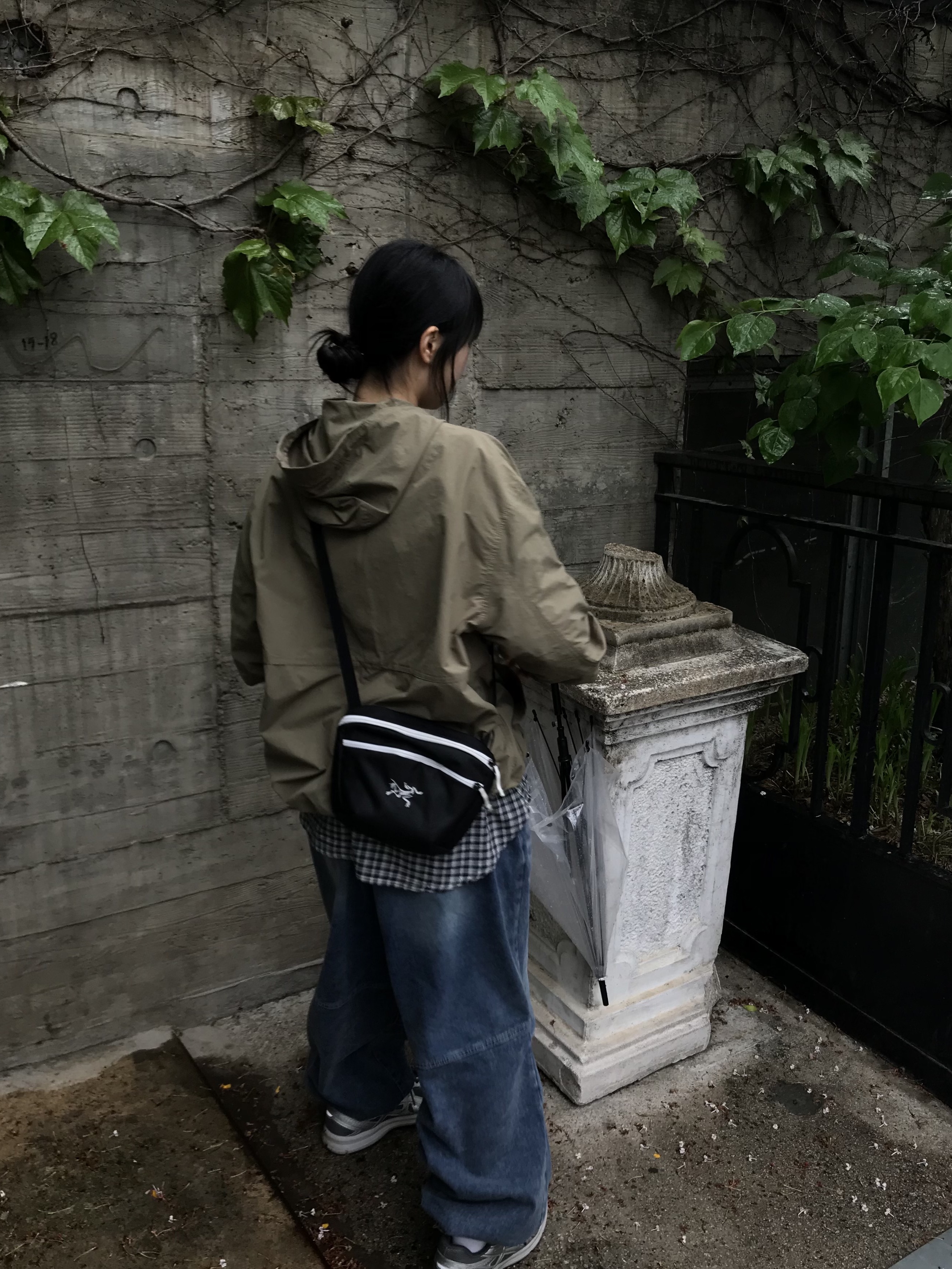 Arc'teryx Mantis 2 Waistpack Orca, Asics Jog 100 S SMU Sheet Rock Pure Silver - 2E Wide 착용 스타일 - 6