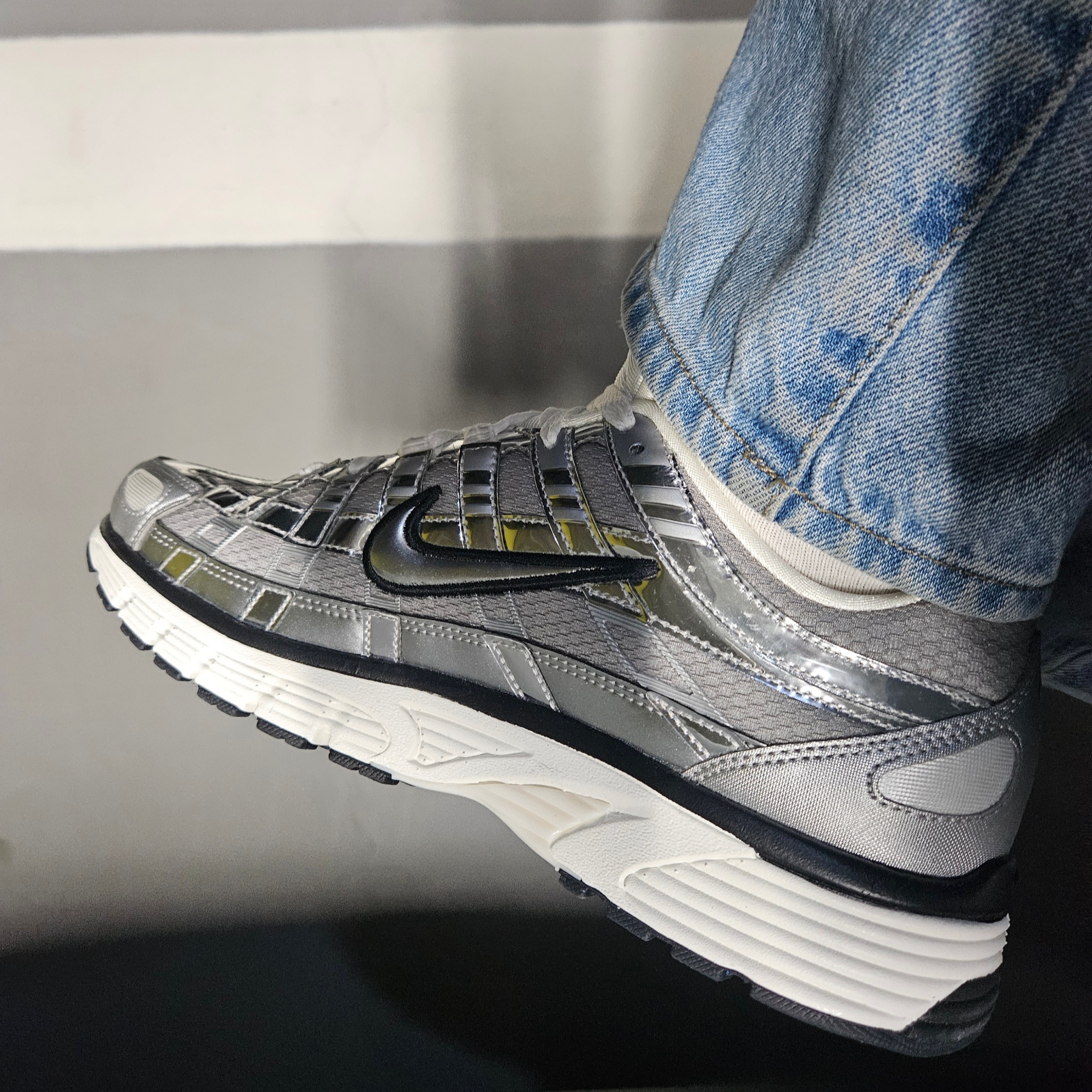 Nike P-6000 Metallic Silver 착용 스타일 - 2