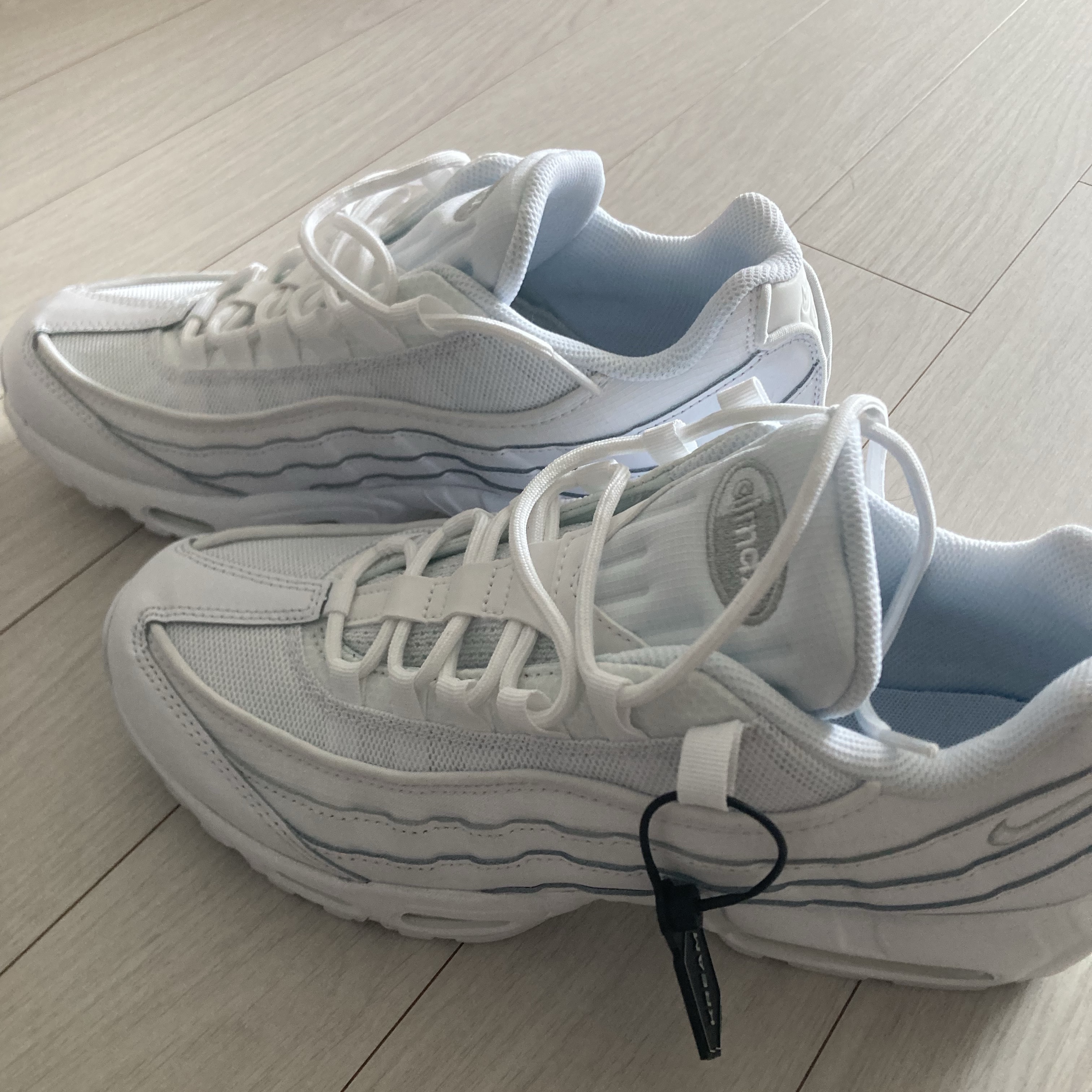 Nike Air Max 95 Essential Triple White 착용 스타일