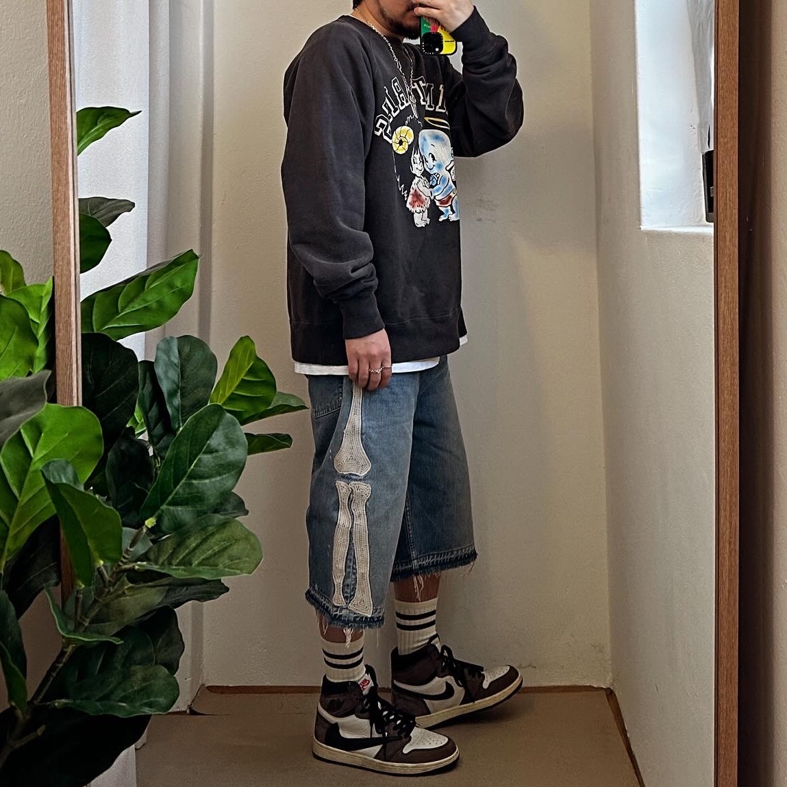 Kapital 14 oz. Denim 5P Bone Embroidery Short Pants Indigo (Processing), Saint Mxxxxxx x Aries Crew Sweatshirt St Aries Black 착용 스타일 - 1