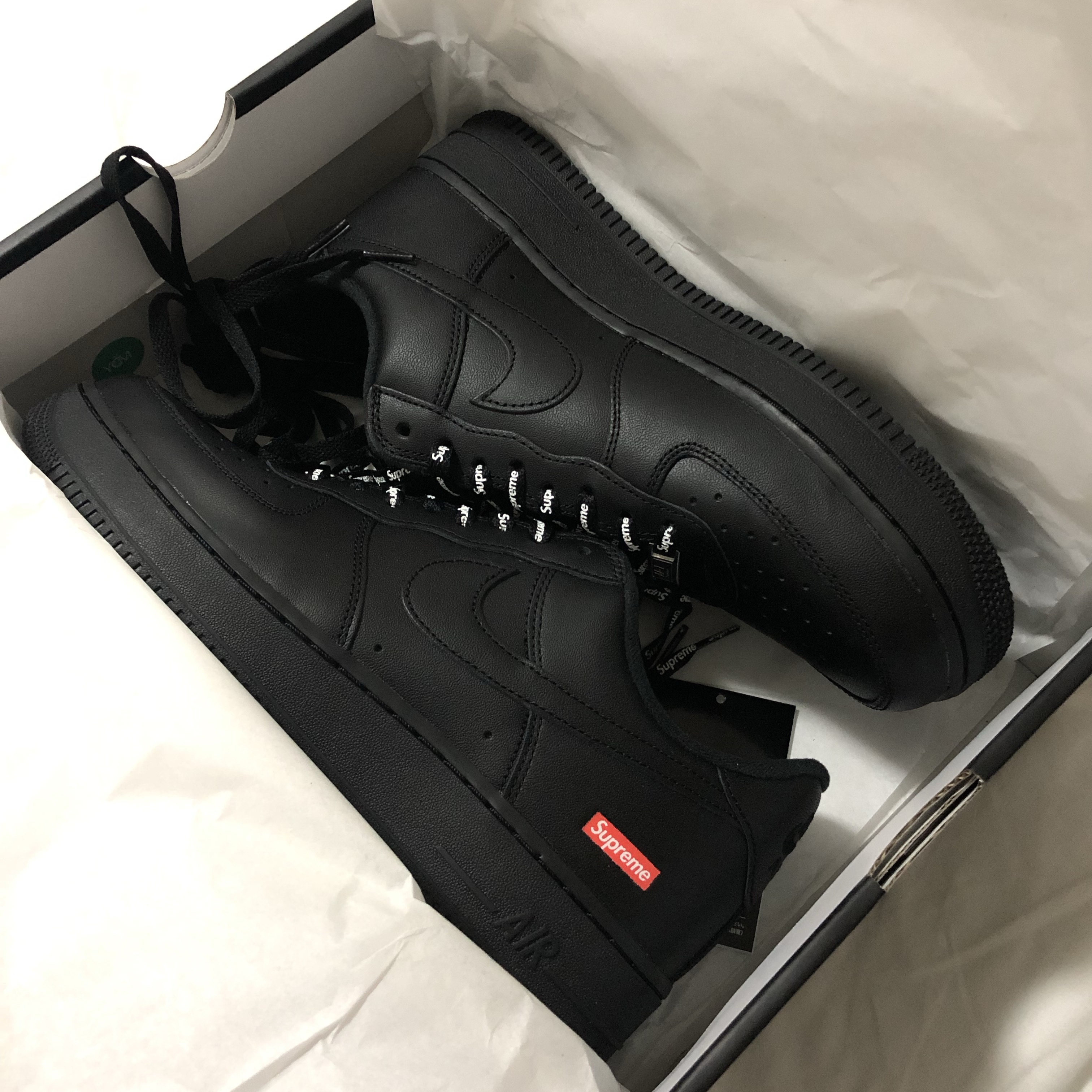 Nike x Supreme Air Force 1 Low Black 착용 스타일 - 1