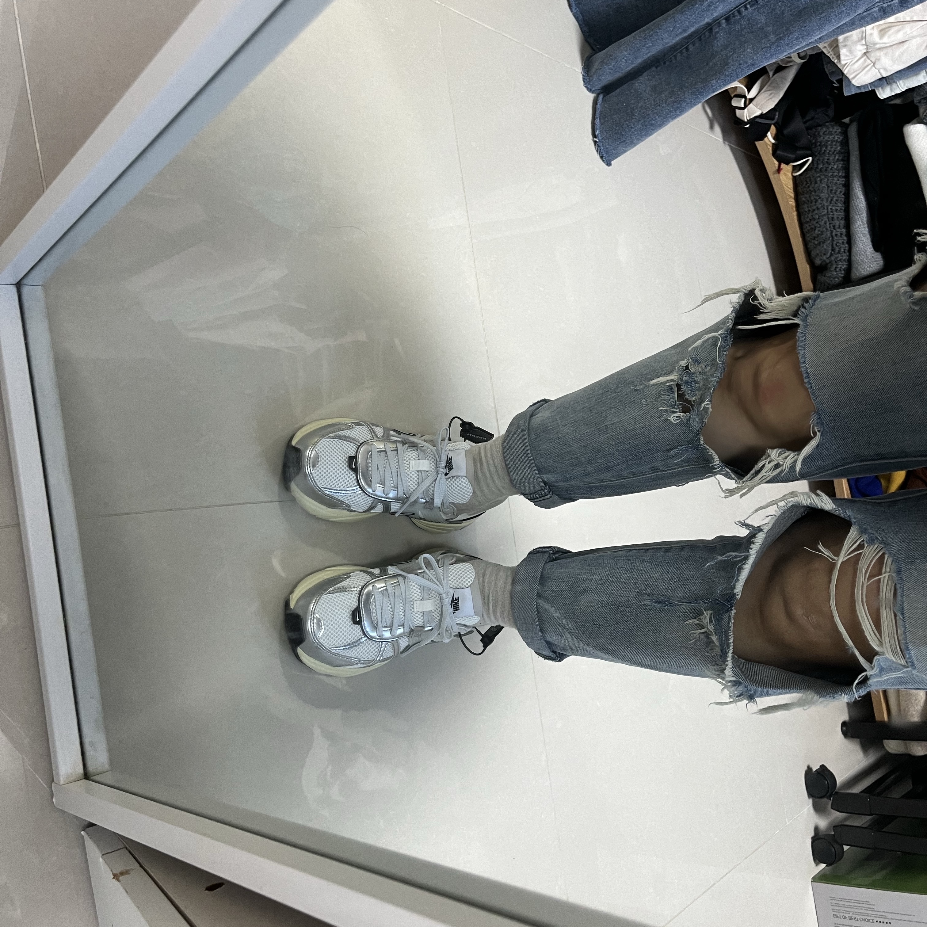Nike V2K Run Summit White Metallic Silver 착용 스타일 - 1