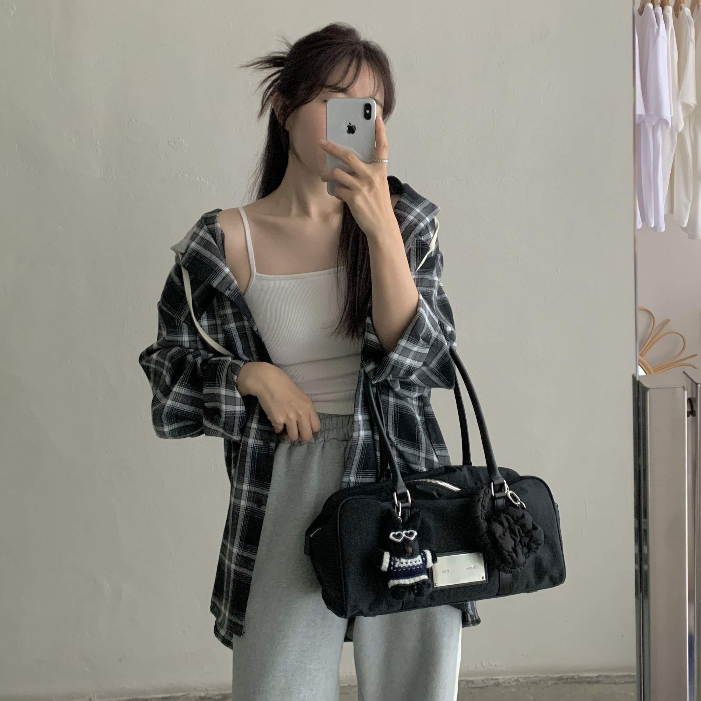 Asics Gel-1090 Piedmont Grey, Matin Kim Sporty Tote Bag Black 착용 스타일 - 3