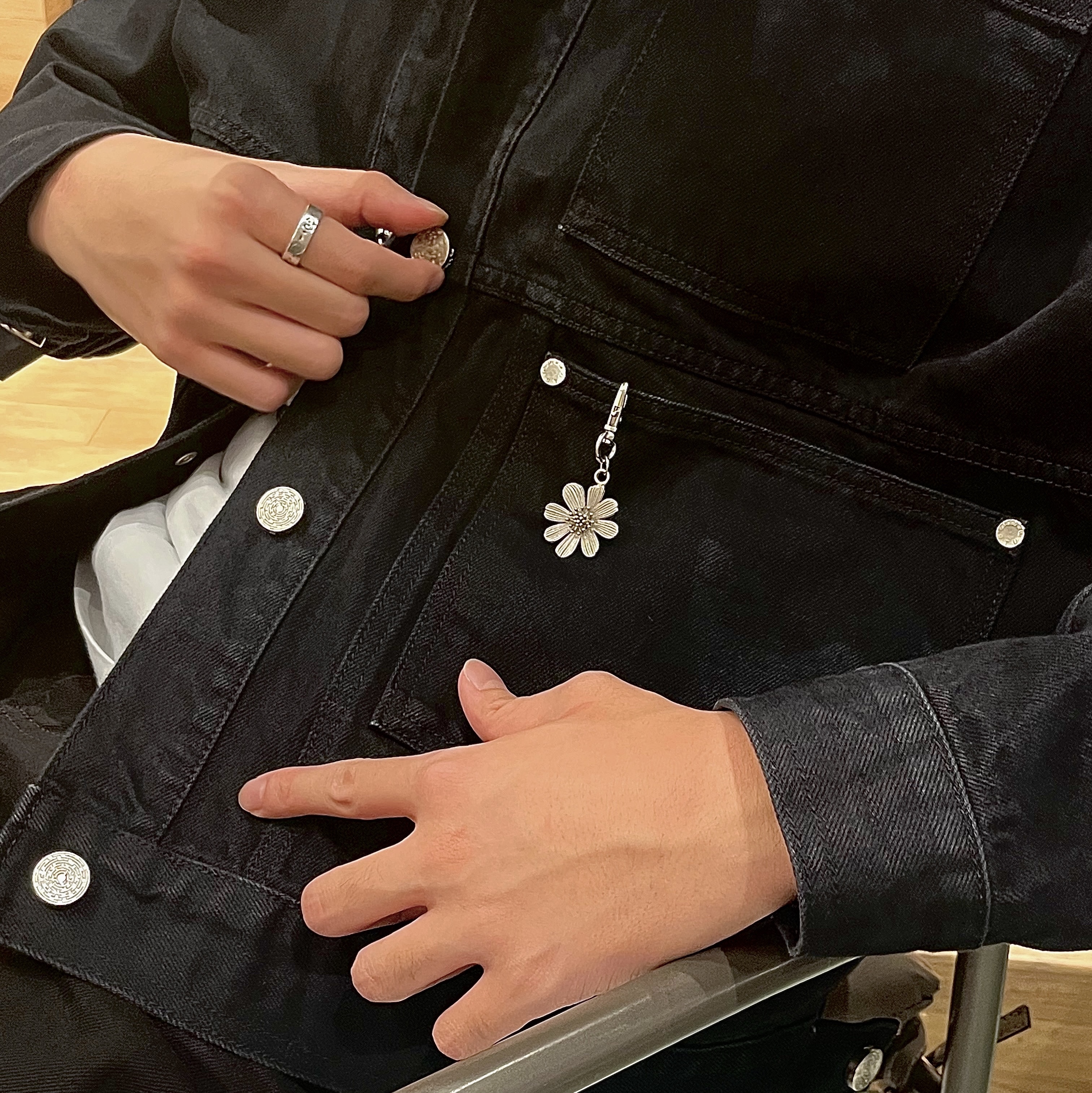 [KREAM 단독] STU Flower Metal Charm 착용 스타일