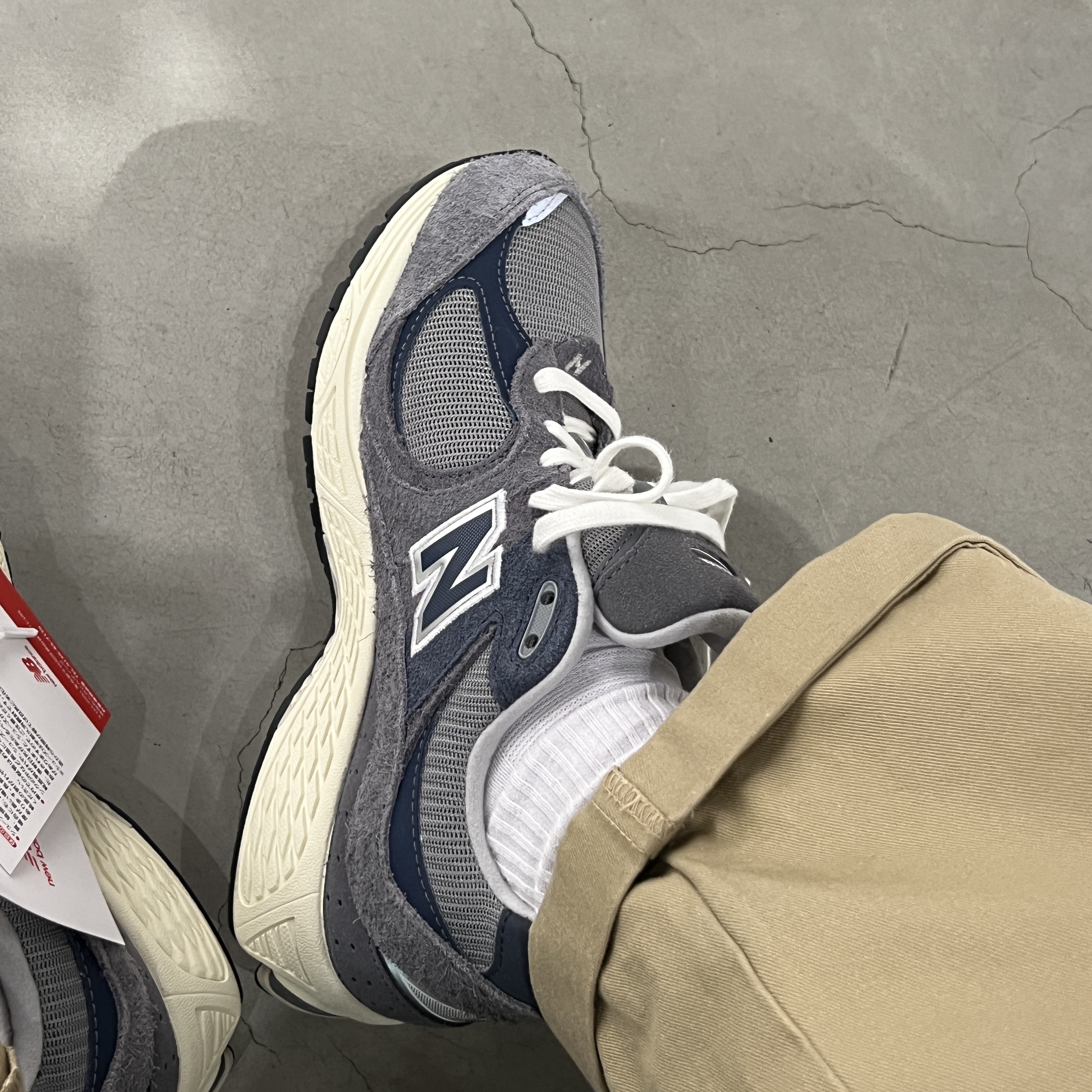 New Balance 2002R Castlerock Shadow Grey 착용 스타일 - 2