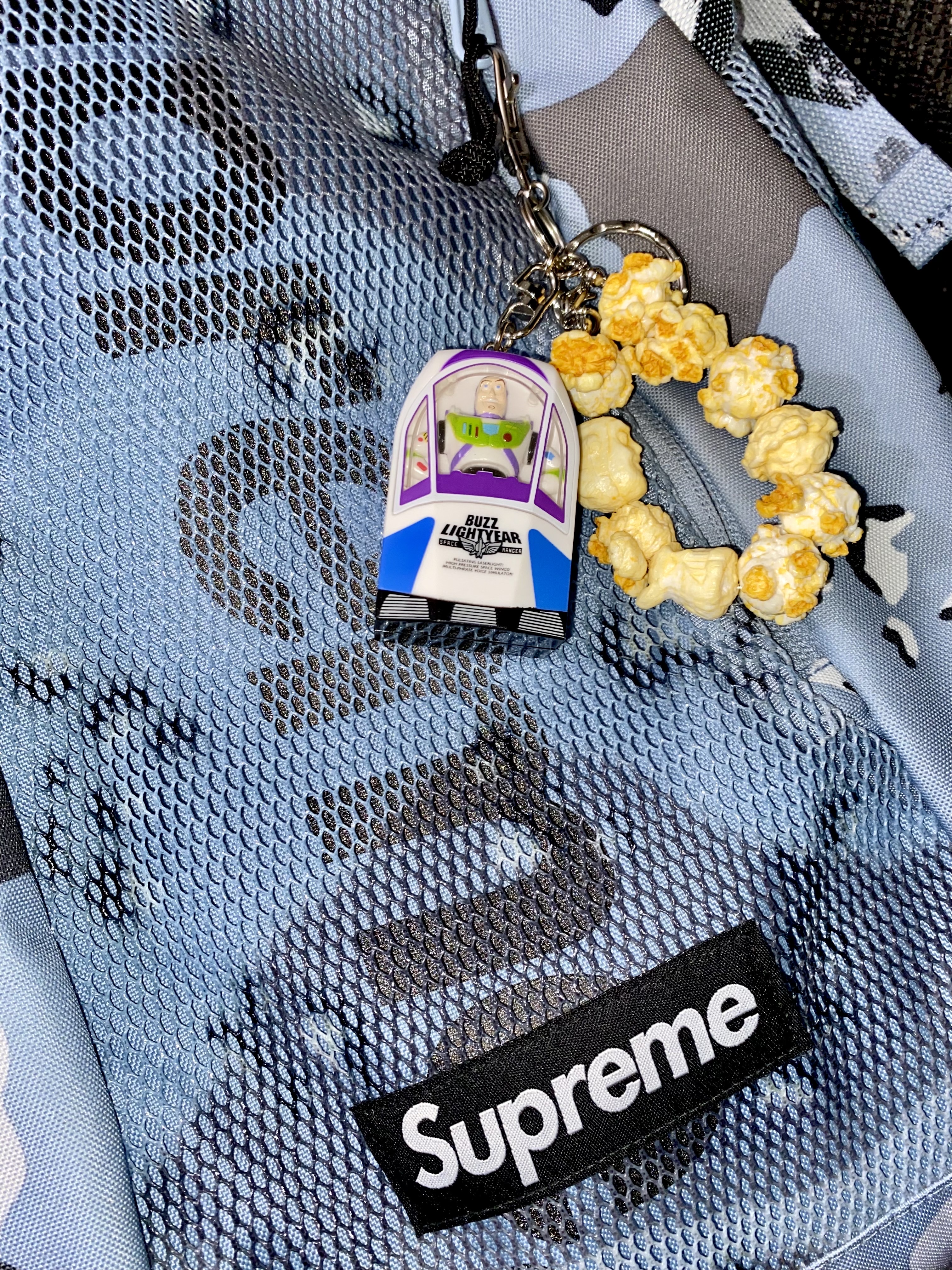 Supreme Backpack Blue Chocolate Chip Camo - 20SS 착용 스타일
