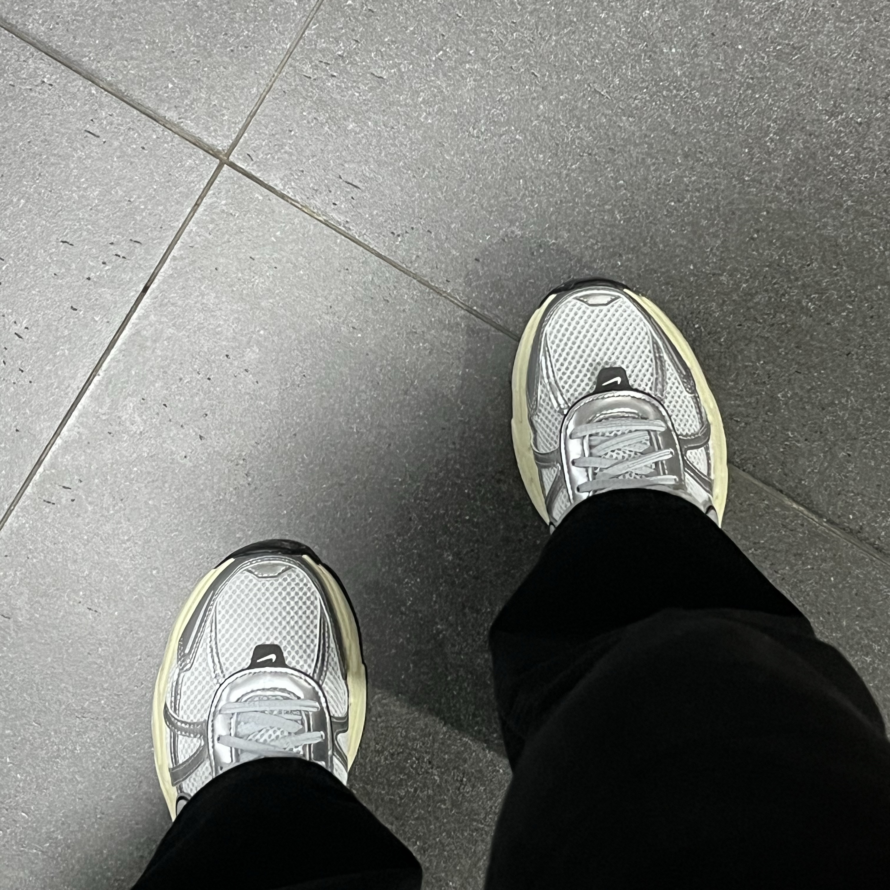 Nike V2K Run Summit White Metallic Silver 착용 스타일