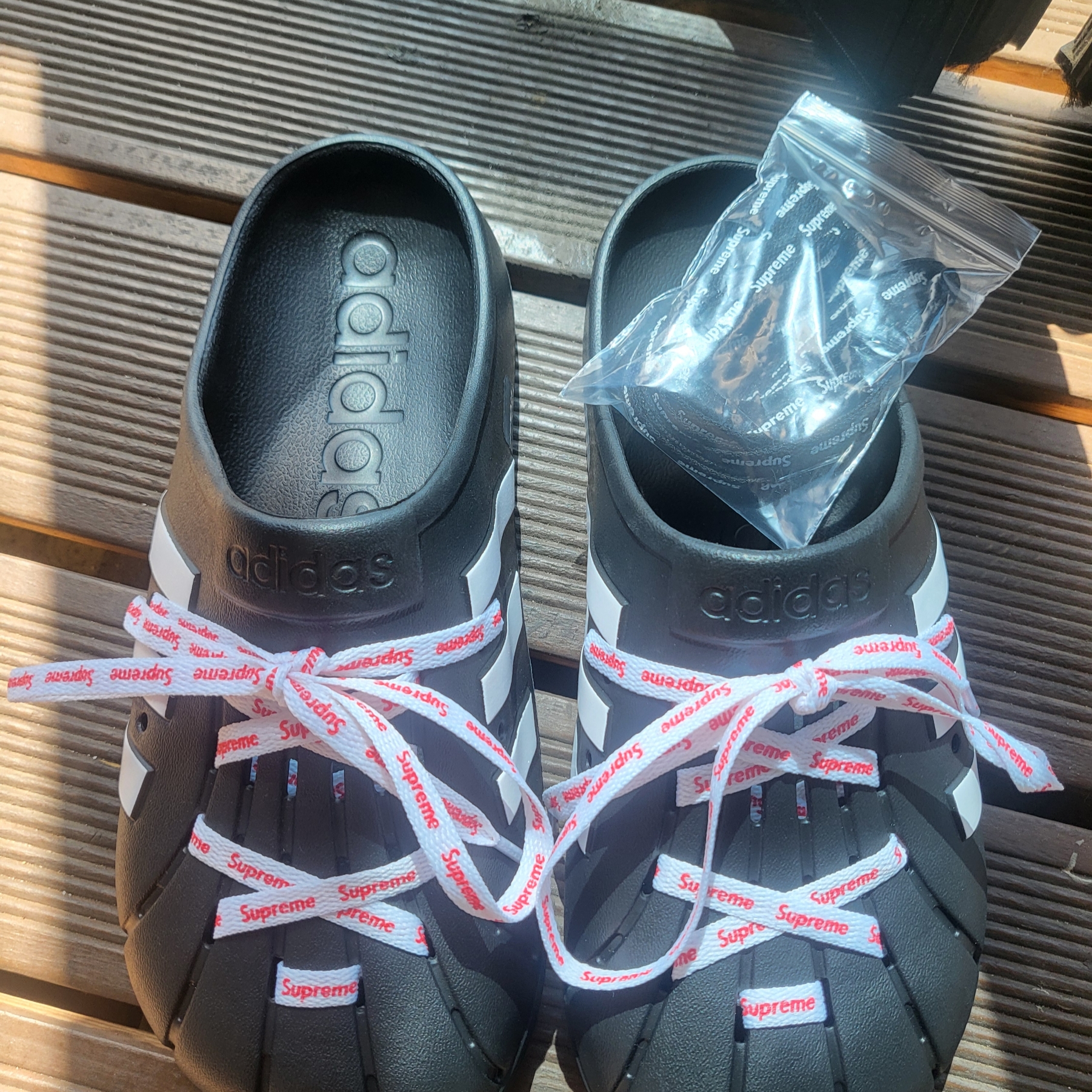 Adidas Adilette Clog Black White 착용 스타일
