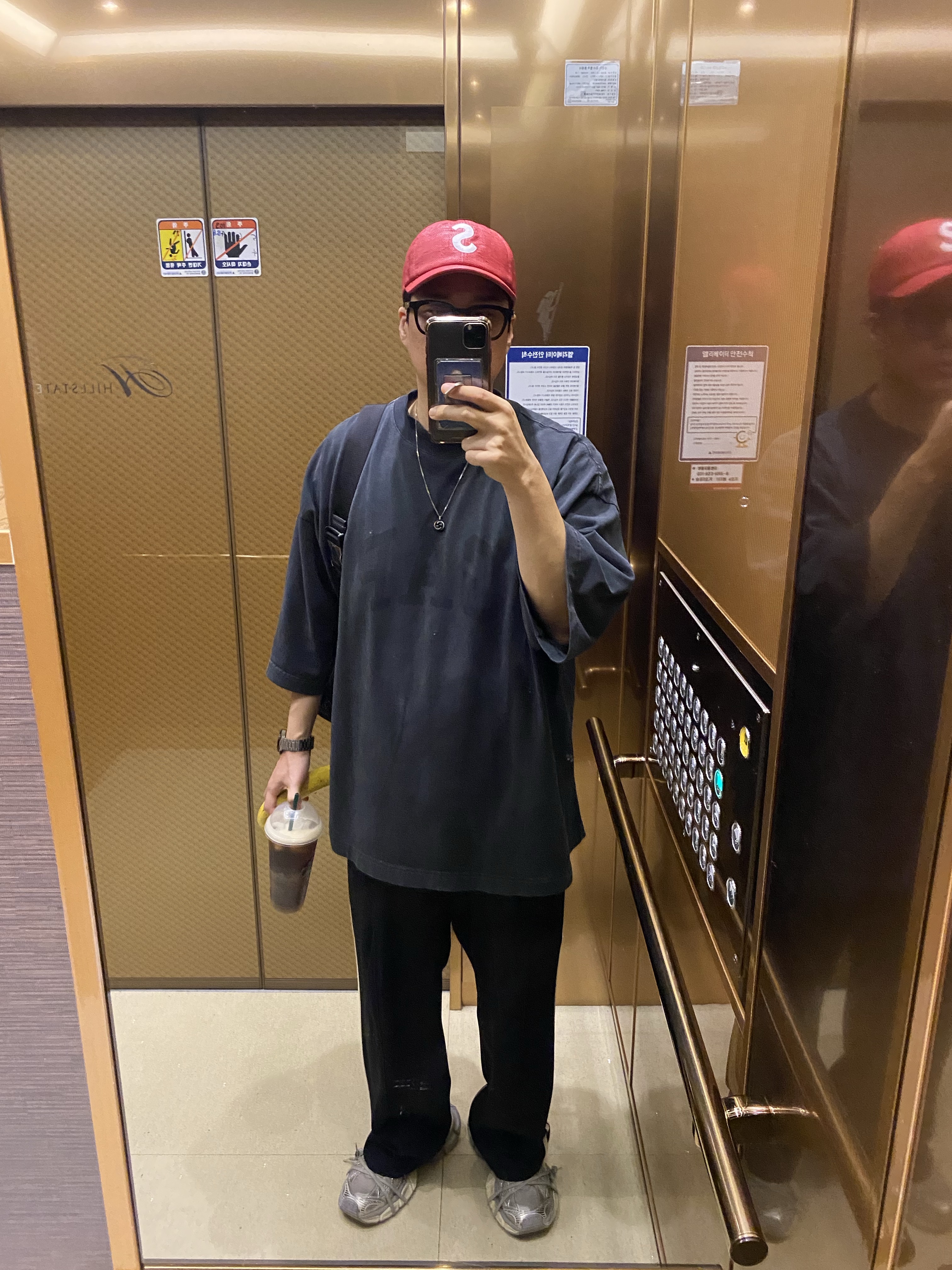 Yeezy Gap Engineered By Balenciaga Dove 3/4 Sleeve T-Shirt Washed Black, Balenciaga 3XL Sneakers Light Beige 착용 스타일 - 1