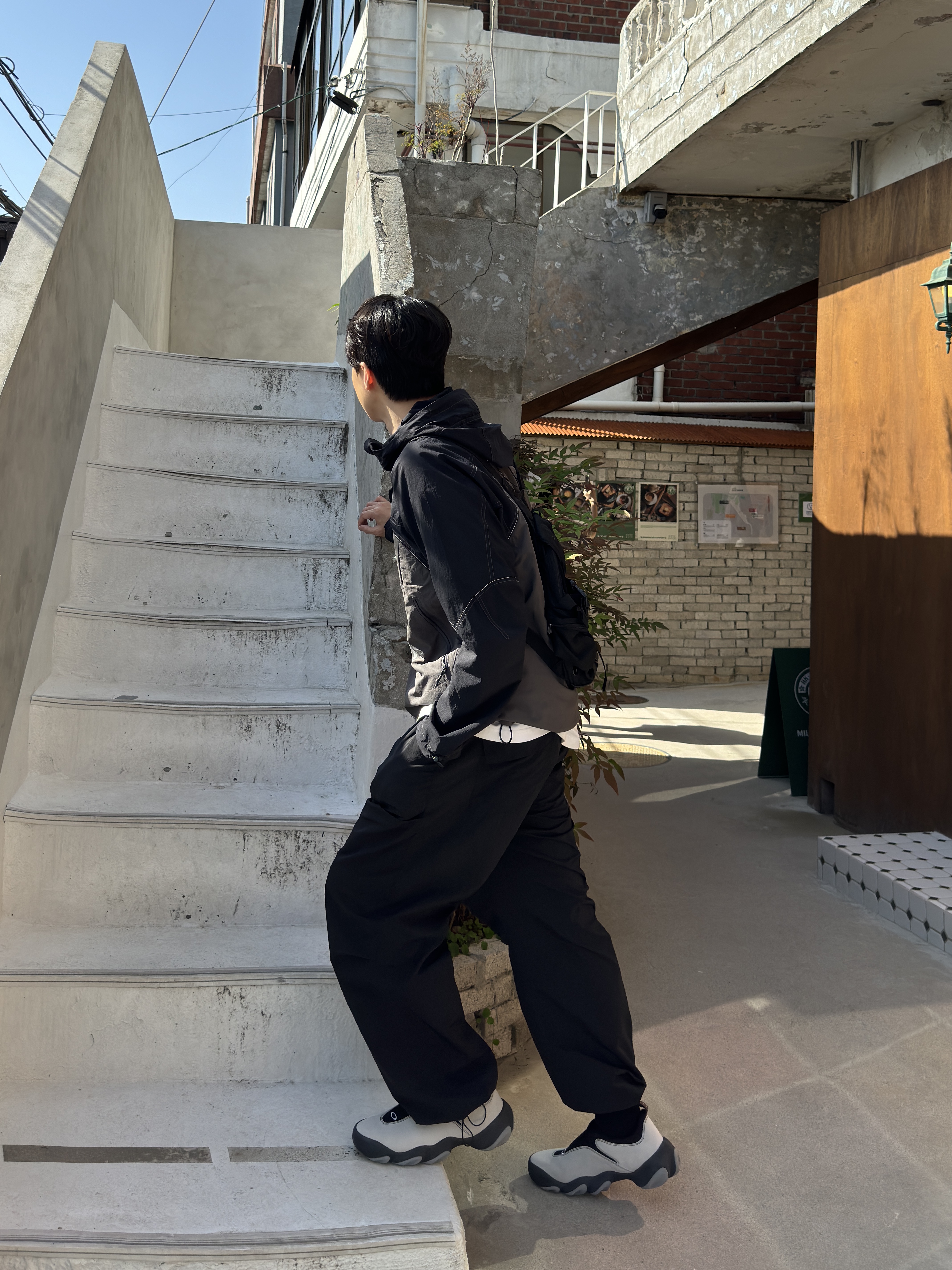 Maison Kitsune x And Wander Hiking Set Up Hoodie Grey Blue Color Block, Oakley Factory Team x Brain Dead Flesh White Birch 착용 스타일 - 2