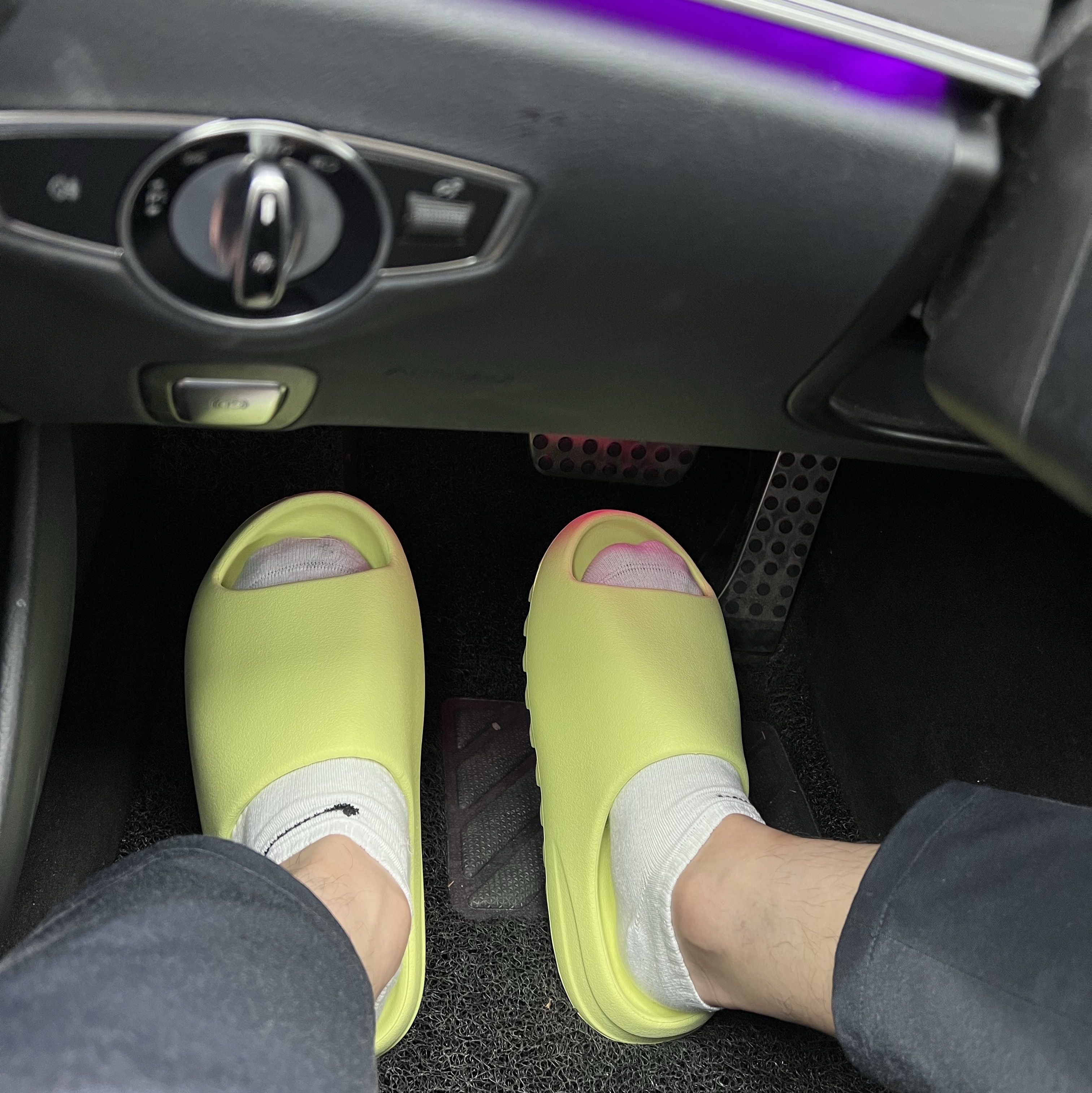 Adidas Yeezy Slide Glow Green 2022/2023 착용 스타일