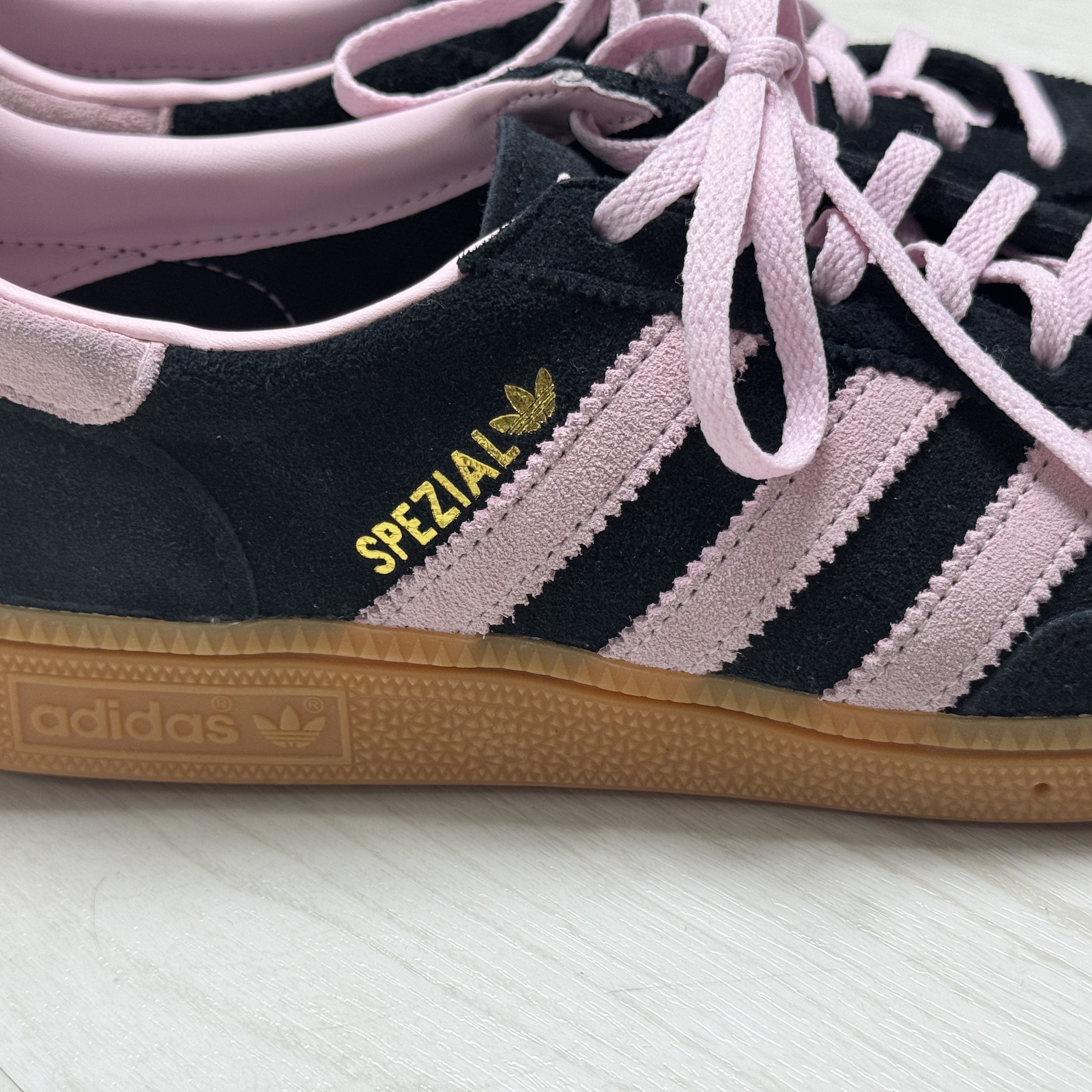 (W) Adidas Spezial Handball Core Black Clear Pink 착용 스타일 - 1