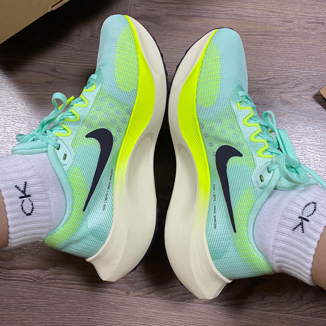 (W) Nike Zoom Fly 5 Mint Foam Cave Purple 착용 스타일 - 1