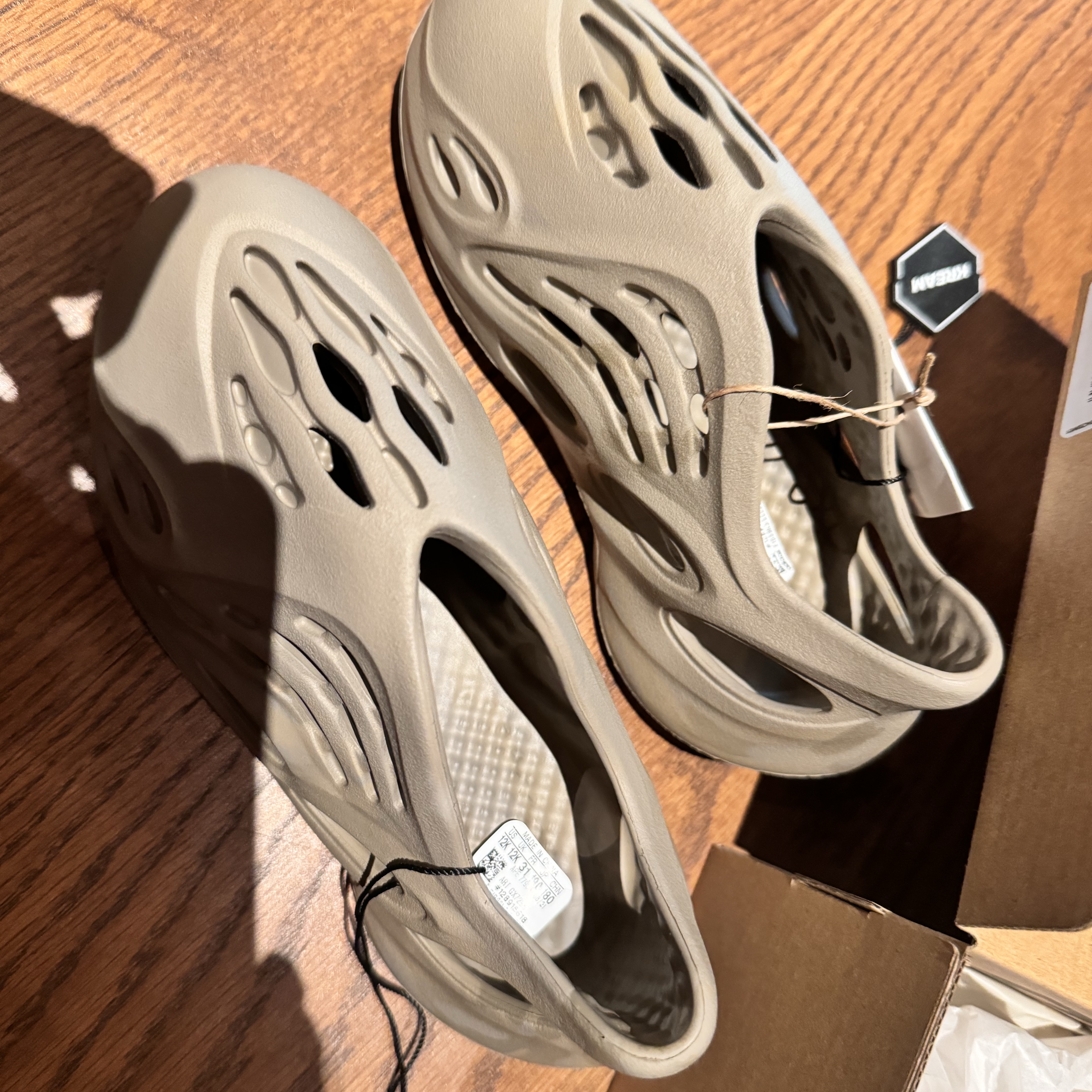 (Kids) Adidas Yeezy Foam RNNR Stone Sage 착용 스타일 - 1