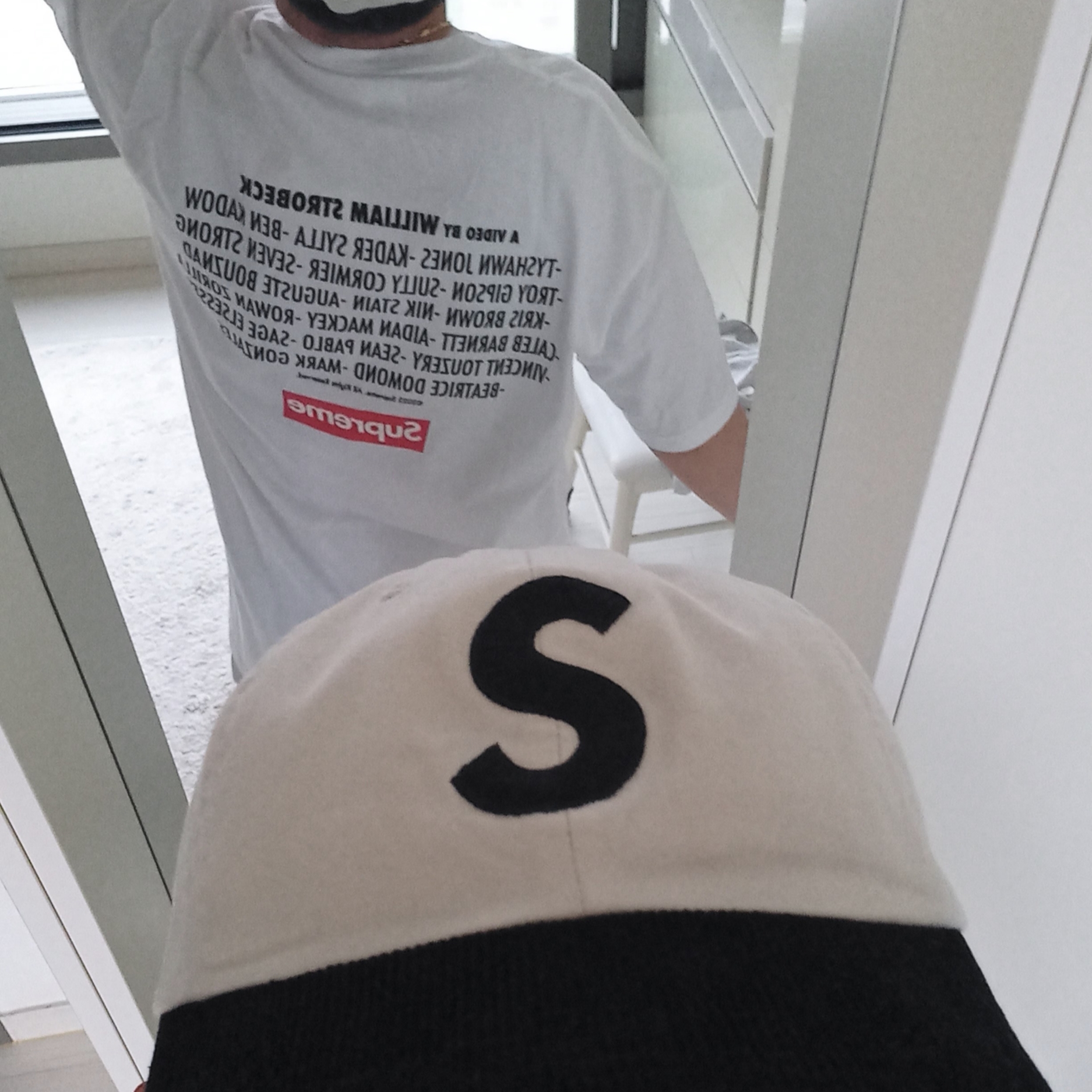 Supreme Play Dead T-Shirt White - 22FW, Supreme 2-Tone S Logo 6-Panel Stone - 24SS 착용 스타일 - 3