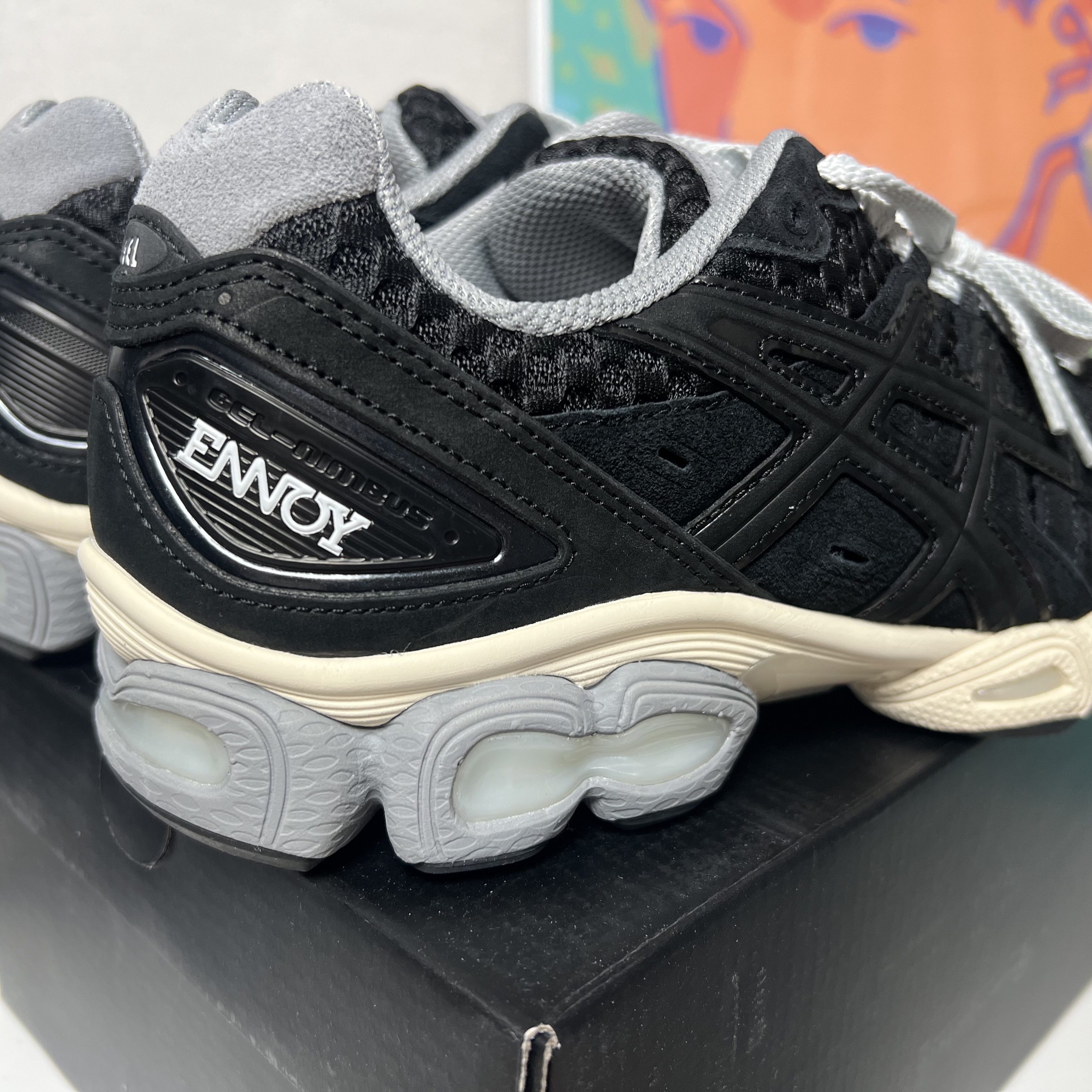 Asics x Ennoy Gel-Nimbus 9 Black Sheet Rock 착용 스타일 - 3