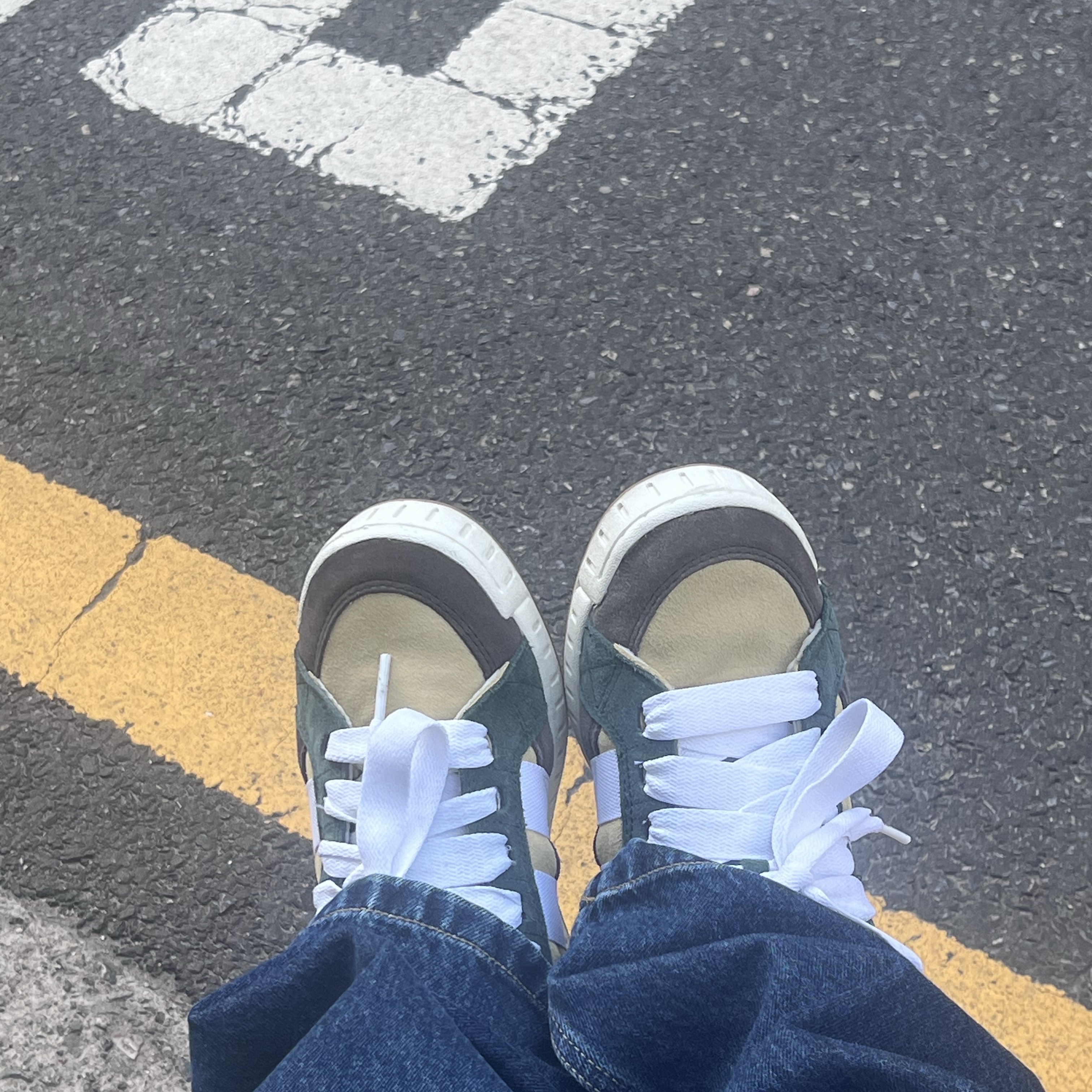 Adidas X BAPE Lawsuit Sand Cloud White 착용 스타일
