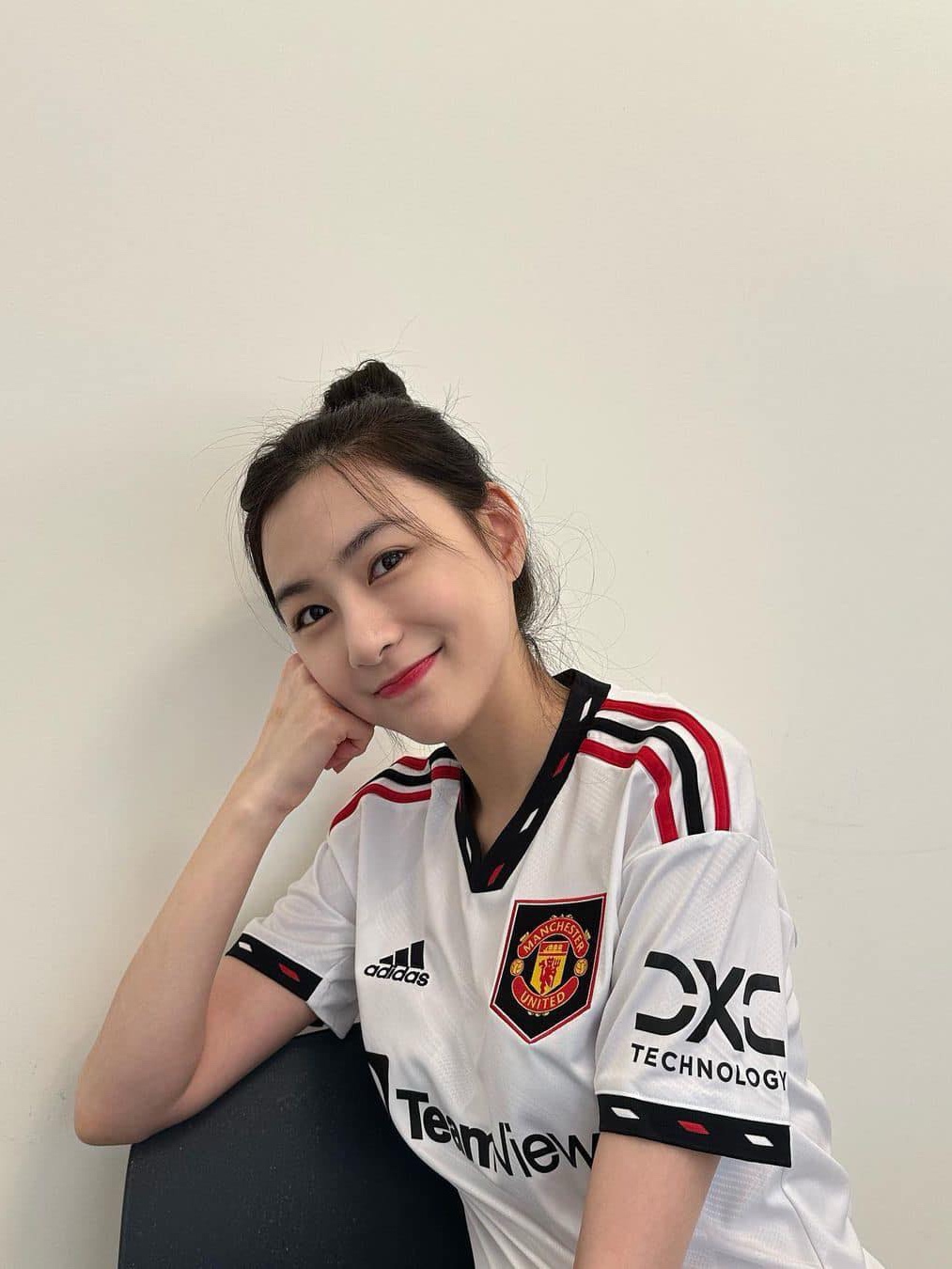 Adidas Manchester United 2023/24 Away Jersey Green Night Core White - KR Sizing (Non Marking Ver.), Adidas Manchester United 2022/23 Home Jersey Real Red - US Sizing (Non Marking Ver.) 착용 스타일 - 5