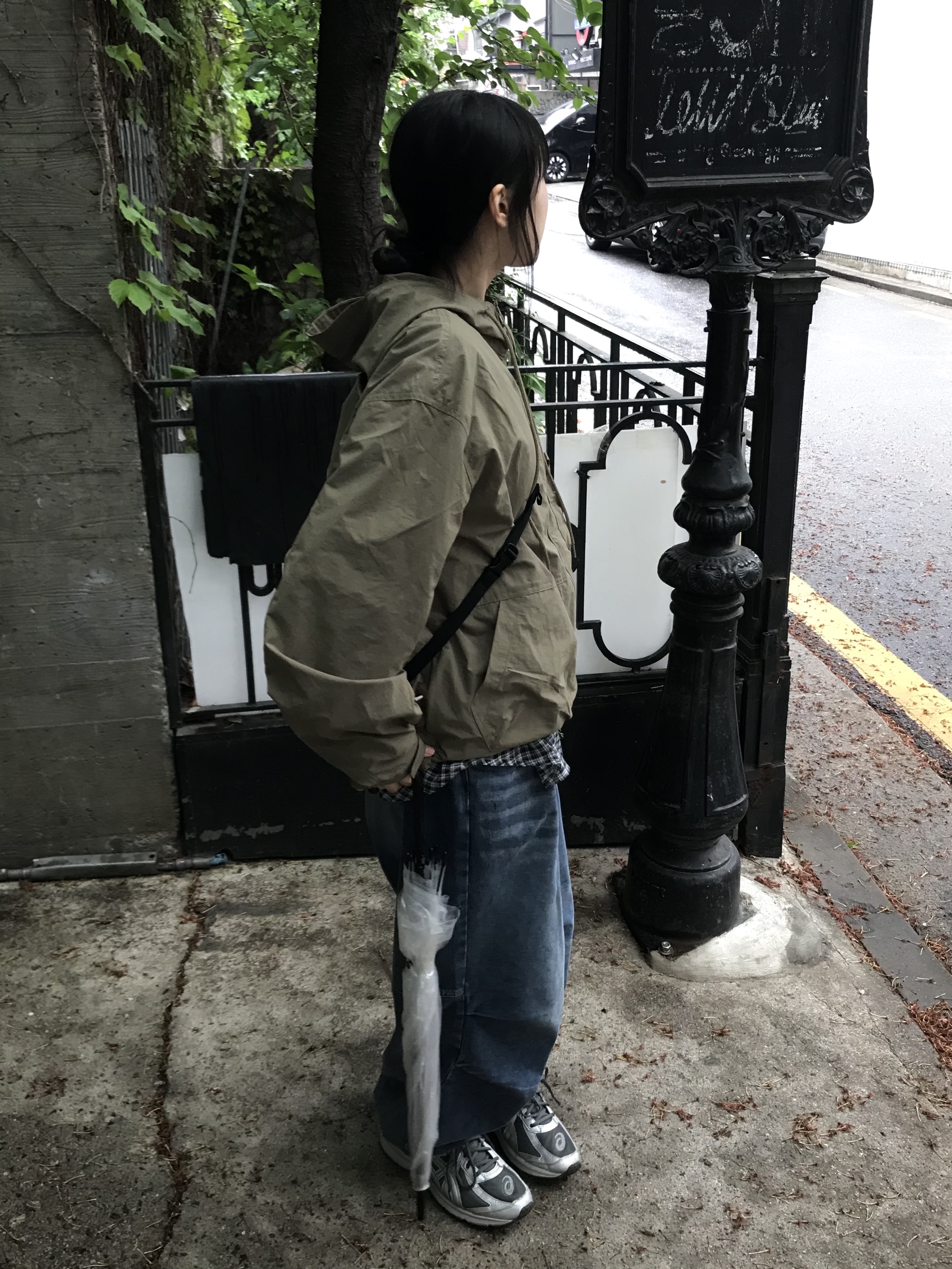 Arc'teryx Mantis 2 Waistpack Orca, Asics Jog 100 S SMU Sheet Rock Pure Silver - 2E Wide 착용 스타일 - 4