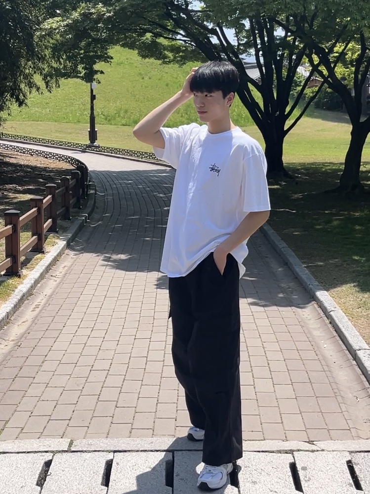 Stussy Basic Stussy T-Shirt White 2023, New Balance 530 White 착용 스타일 - 1