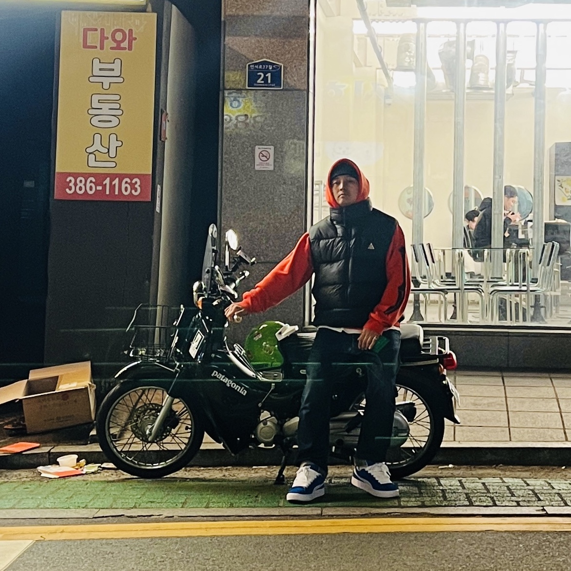 Nike ACG Therma-Fit ADV Lunar Lake Puffer Vest Black - Asia, Puma Suede XL Puma Team Royal Puma White 착용 스타일 - 1