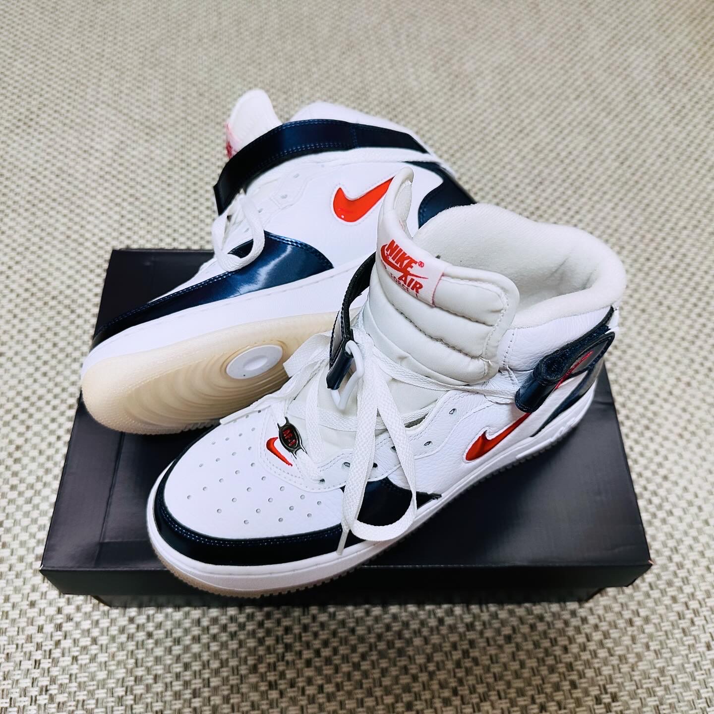 Nike Air Force 1 Mid QS University Red and Midnight Navy 착용 스타일 - 3