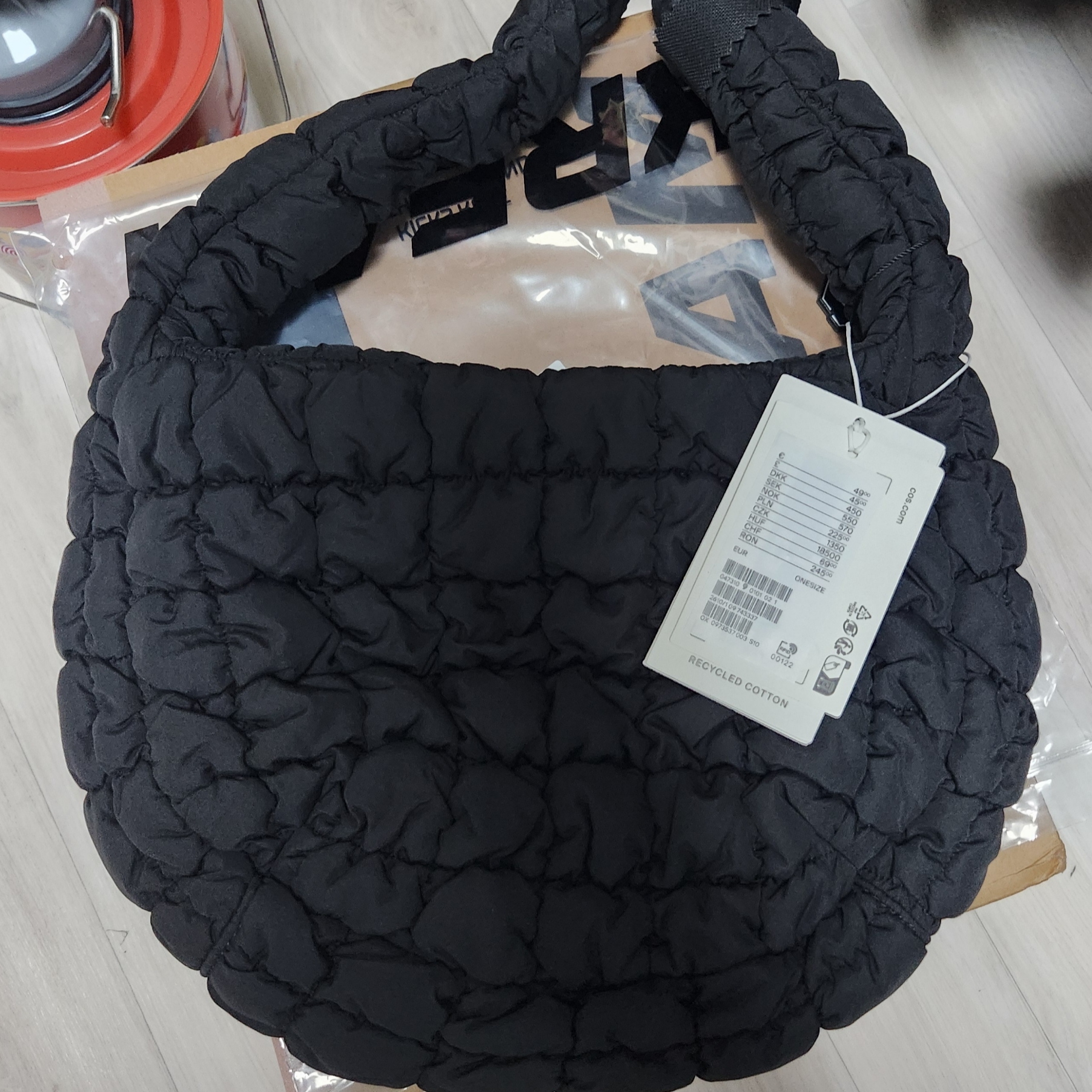 COS Quilted Mini Bag Black 착용 스타일
