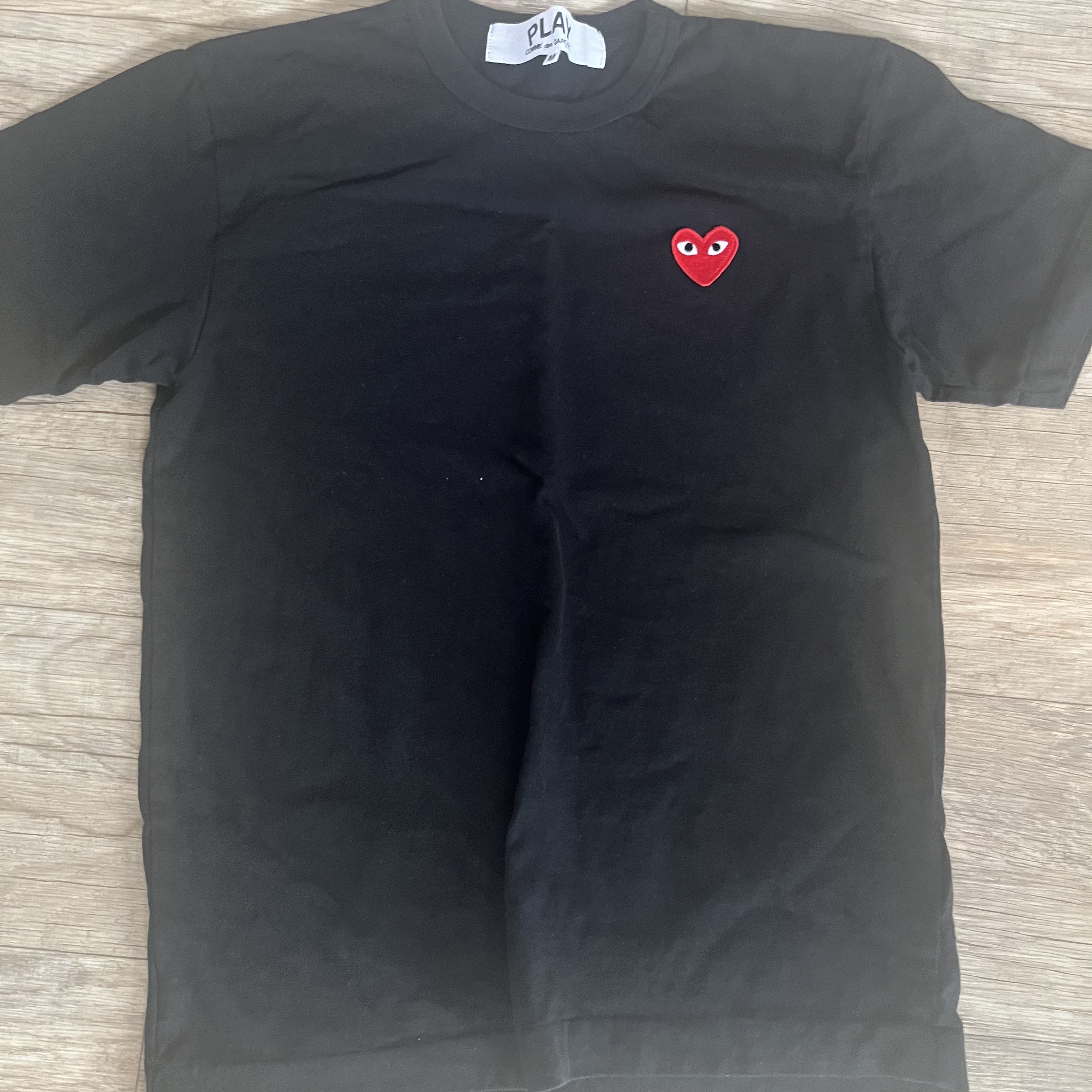 Play Comme des Garcons Red Heart T-Shirt Black 착용 스타일