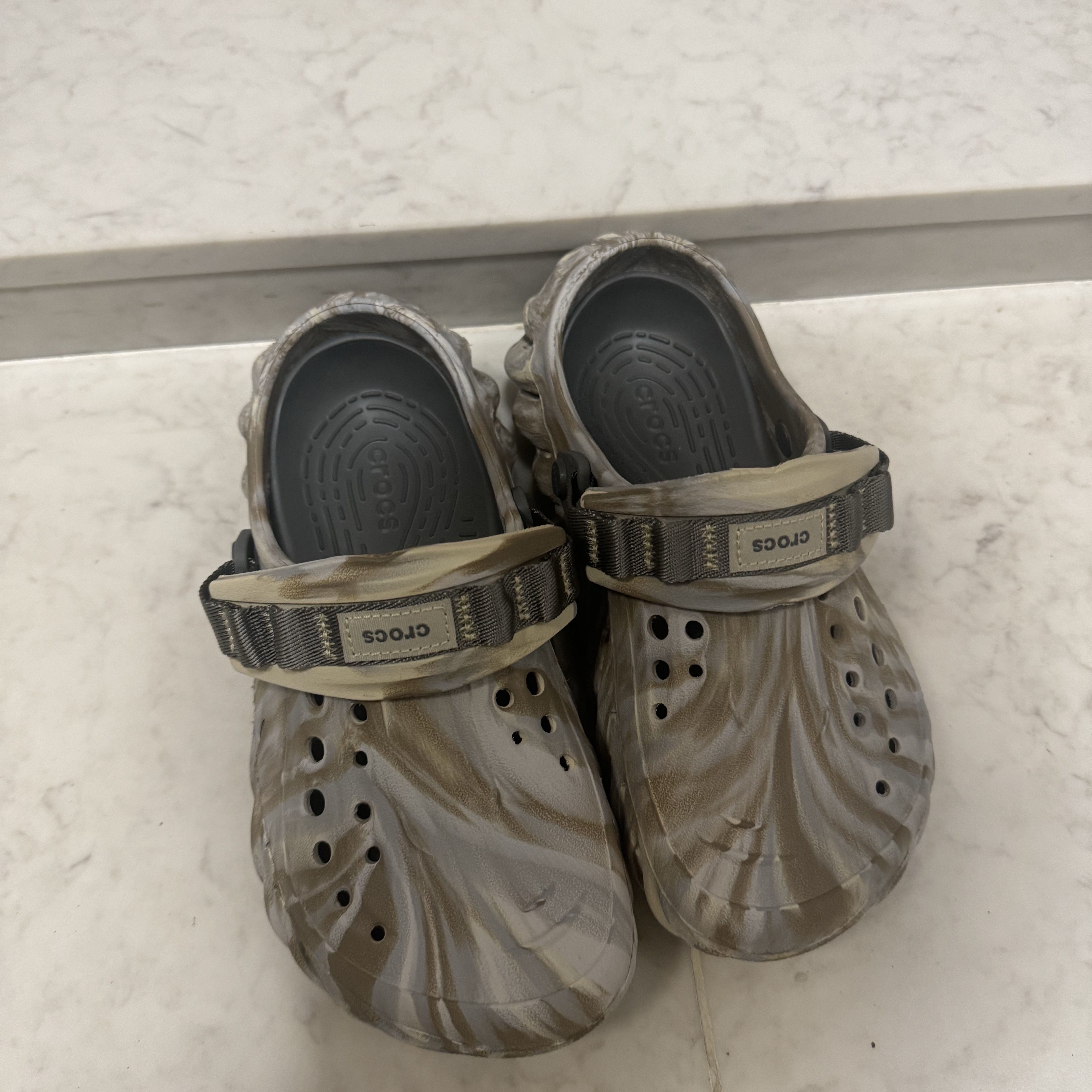 Crocs Echo Marbled Clog Bone Multi 착용 스타일 - 2