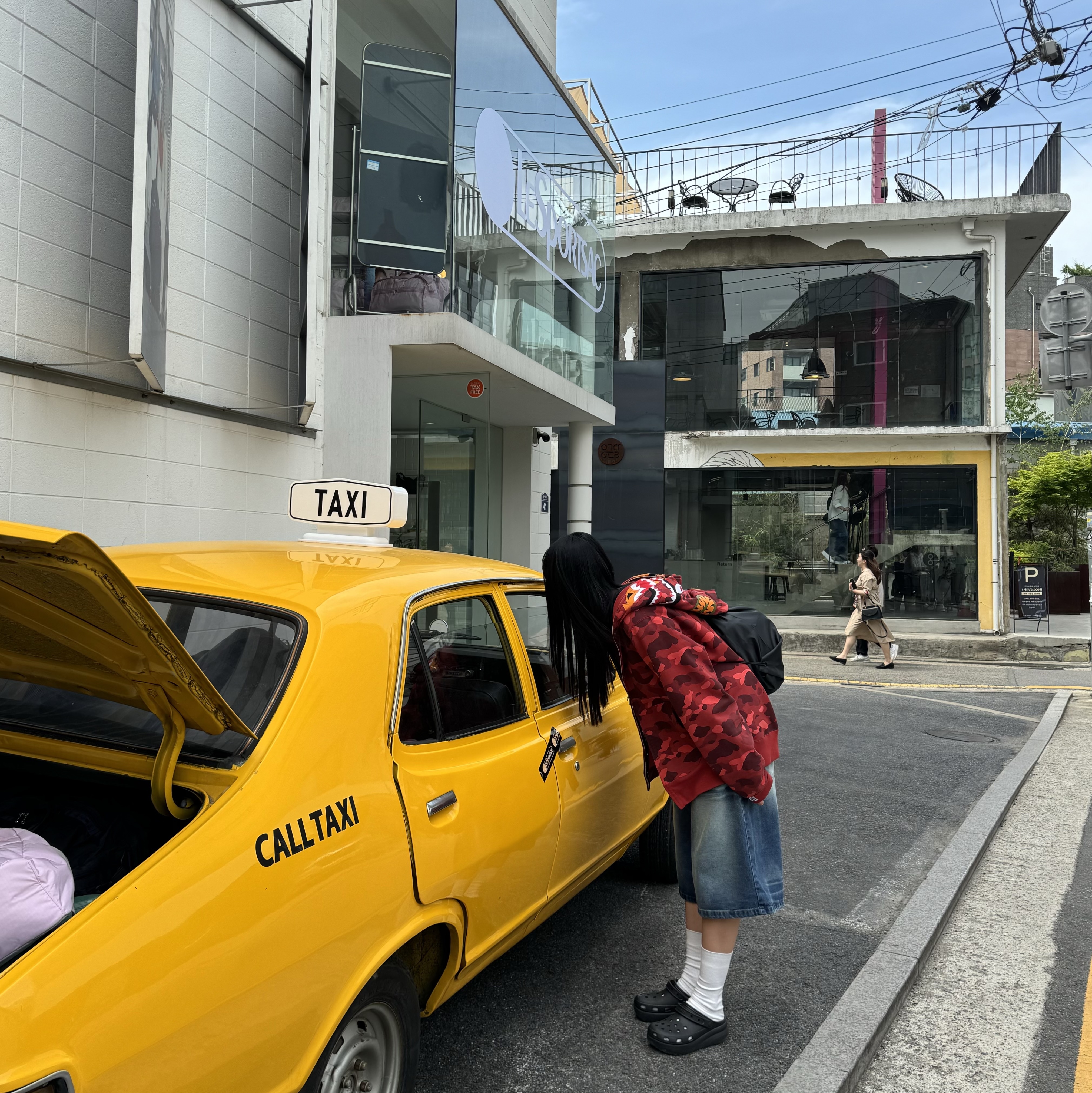 BAPE Color Camo Double Shark Full Zip Hoodie Bright Red 착용 스타일 - 3