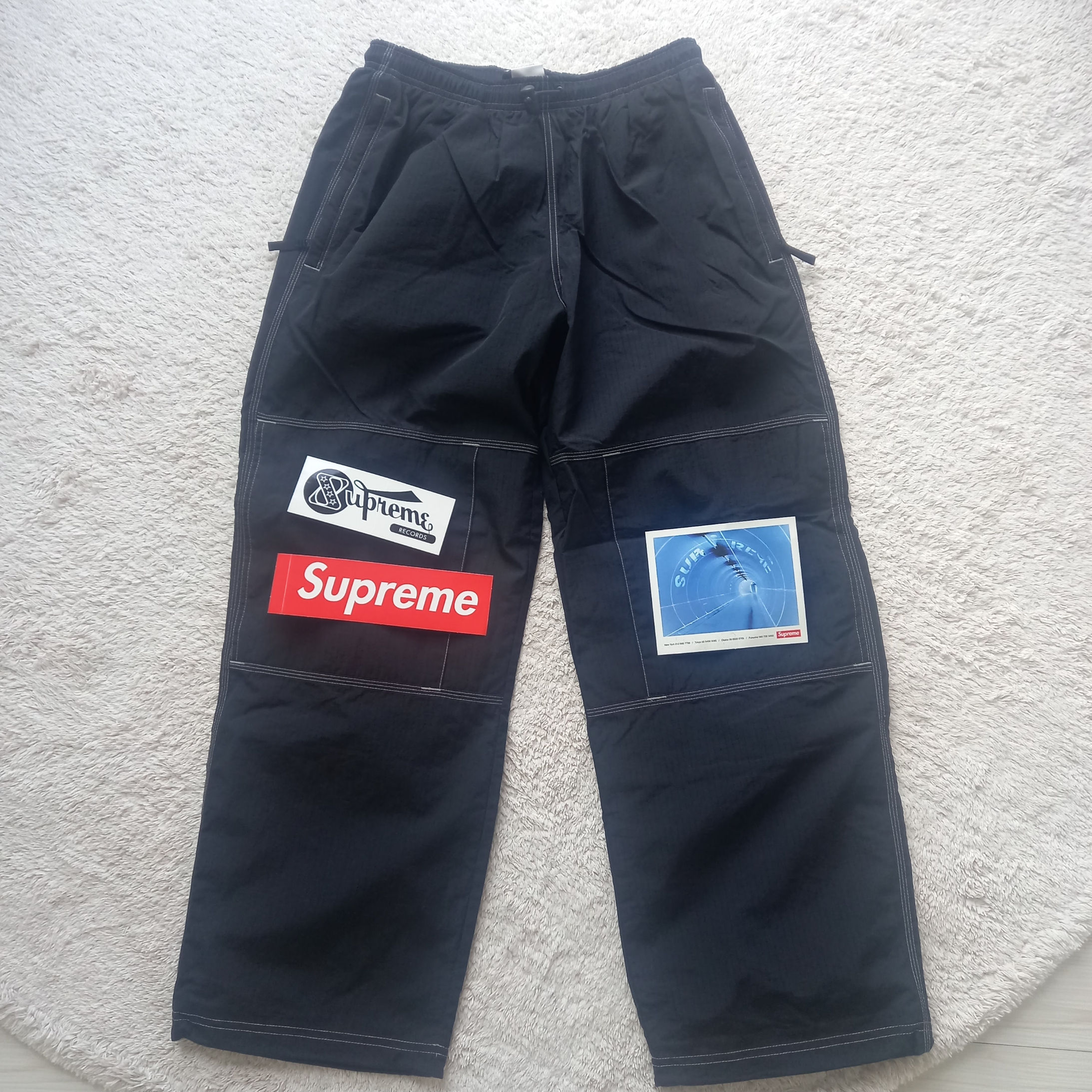 Supreme x Nike Ripstop Track Pants Black - 24SS, Supreme x The North Face Split 6-Panel Black - 24SS 착용 스타일 - 5