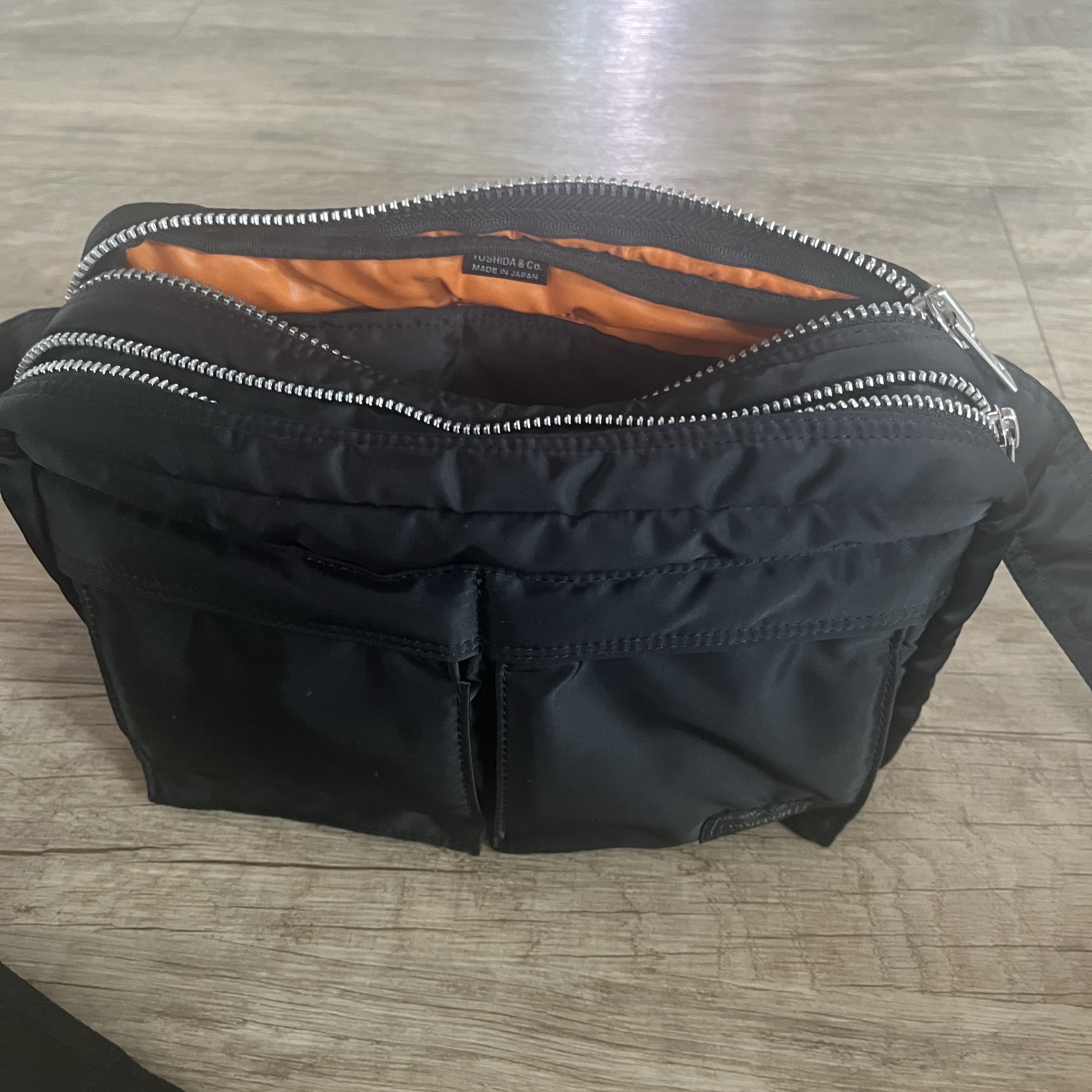 Porter Tanker Shoulder Bag S Black 착용 스타일