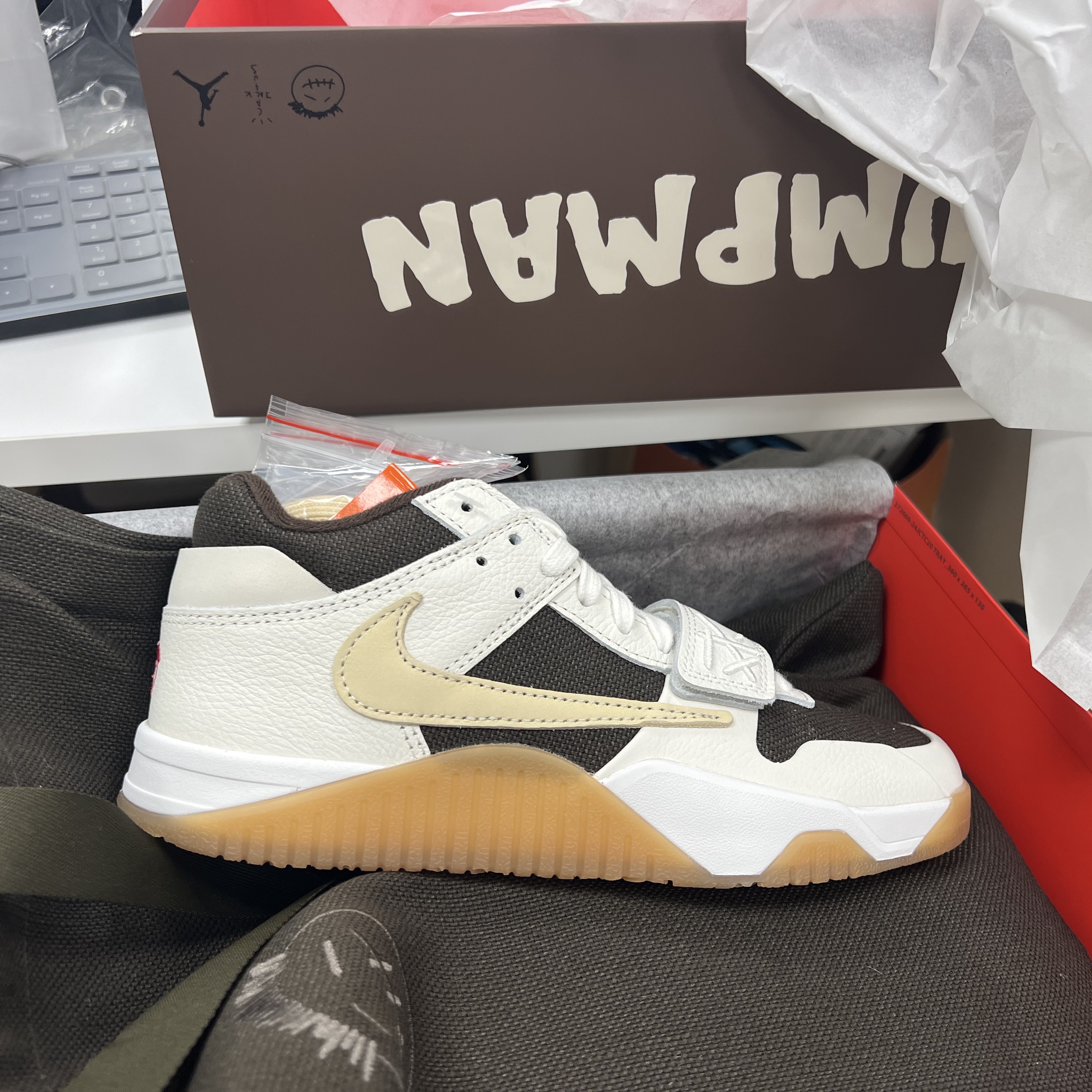 Jordan x Travis Scott Jumpman Jack TR Sail and Dark Mocha 착용 스타일