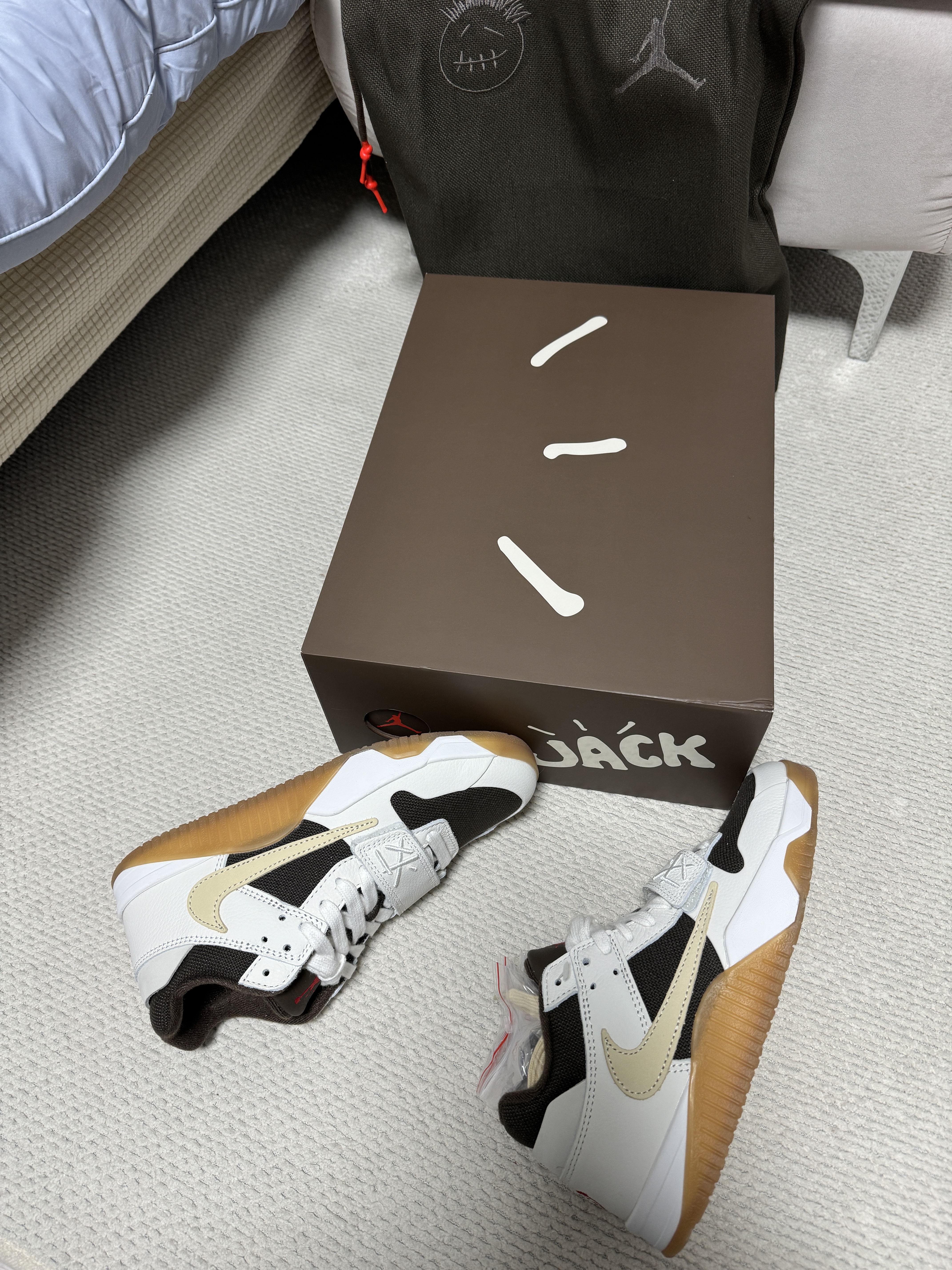 Jordan x Travis Scott Jumpman Jack TR Sail and Dark Mocha 착용 스타일 - 2