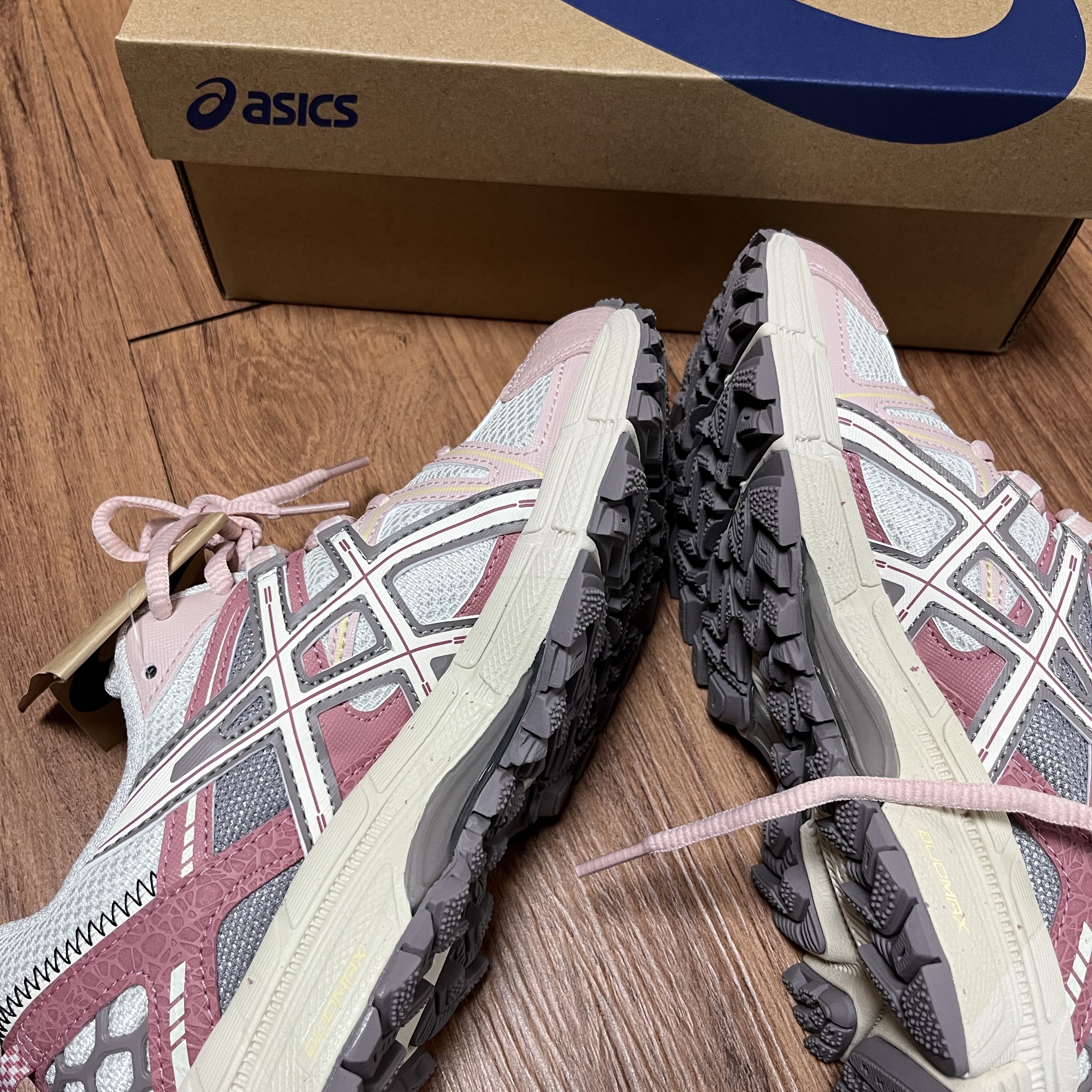 (W) Asics Gel-Kahana 8 White Pink 착용 스타일 - 3