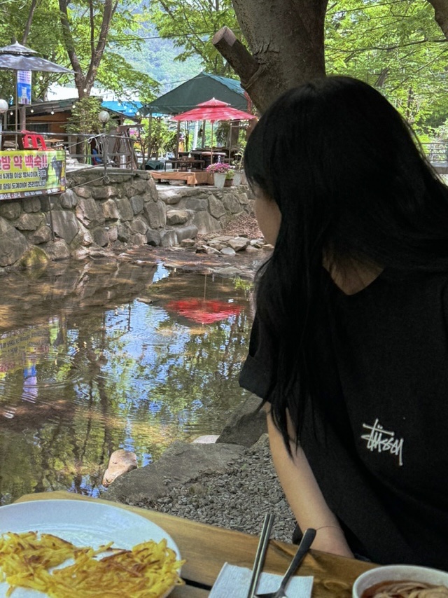 Stussy Basic Stussy Pigment Dyed T-Shirt Black 2023, Converse Chuck 70 Ox Seasonal Color Pink 착용 스타일 - 2