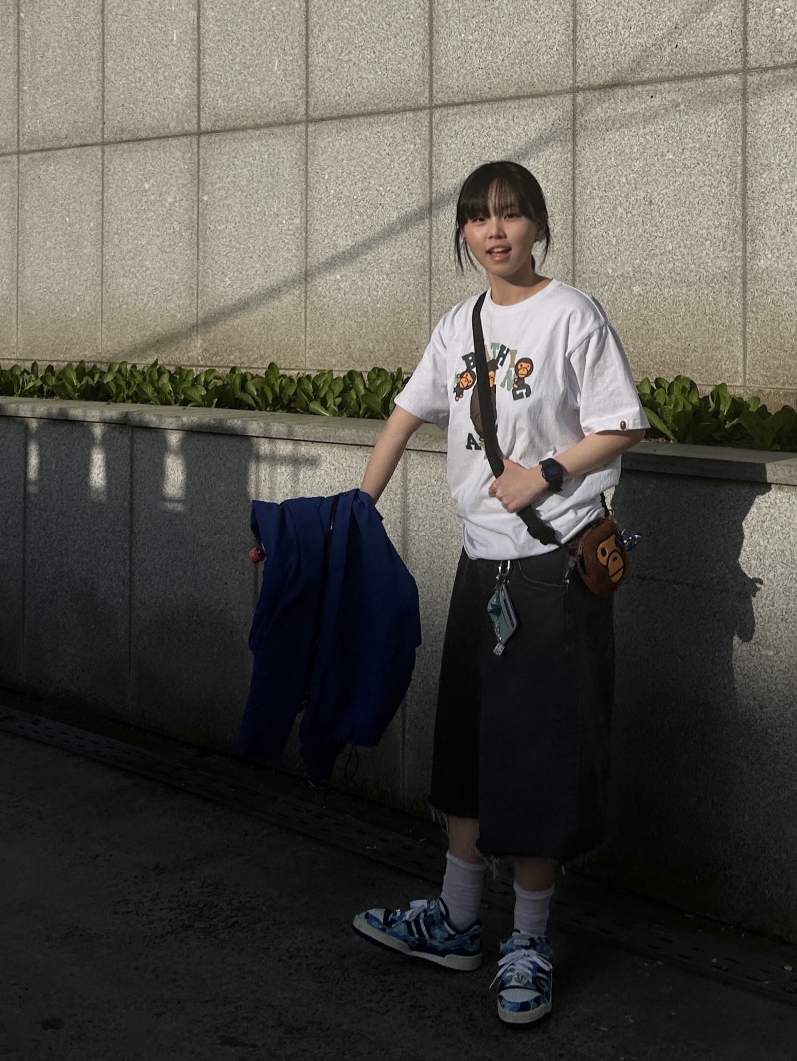 BAPE College Milo T-shirt White, Adidas x BAPE Forum 84 Low Blue Camo 착용 스타일 - 2