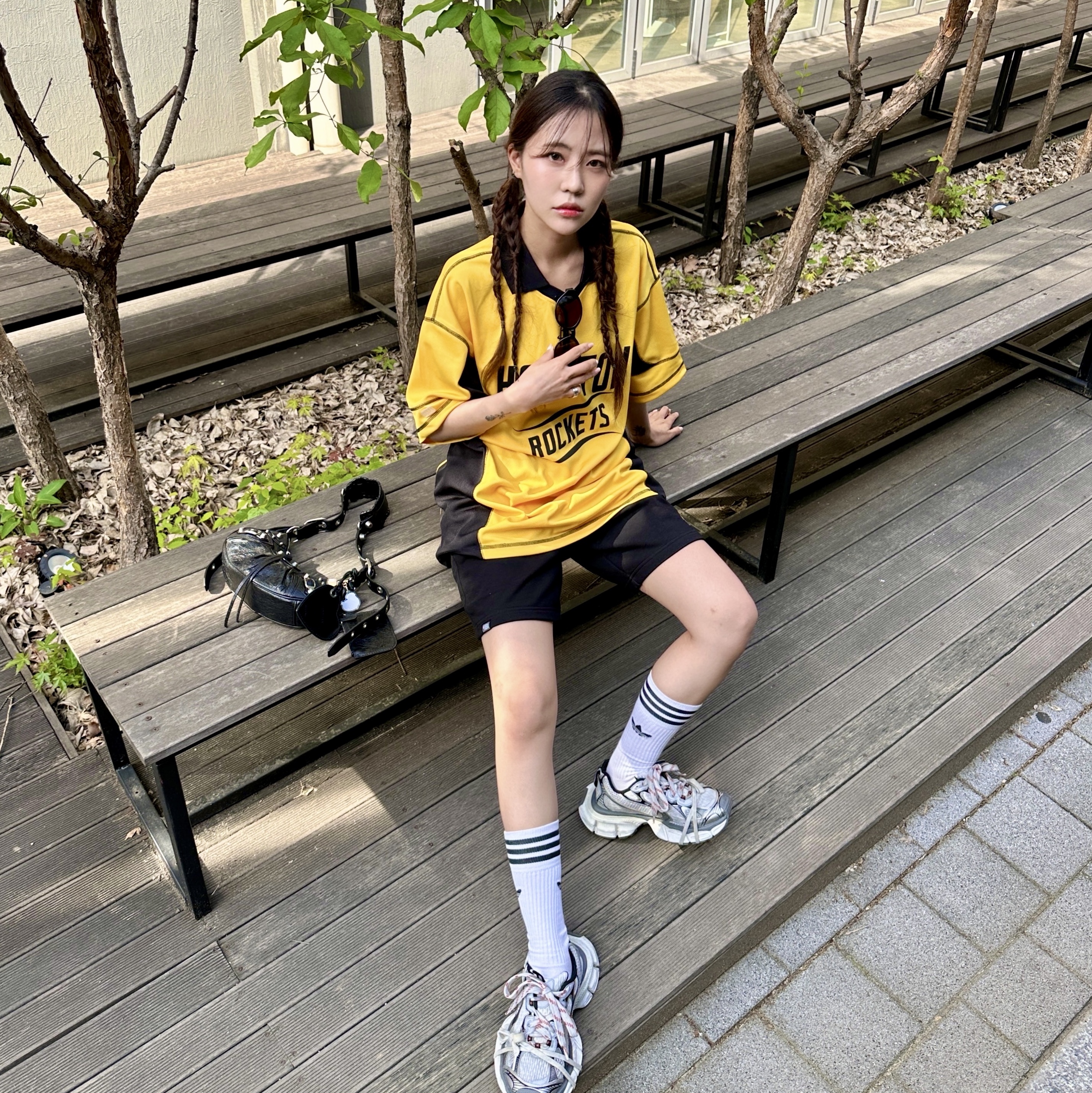 Balenciaga Arena Lambskin Le Cagole XS Shoulder Bag Black, Balenciaga 3XL Sneakers Grey White Red 착용 스타일 - 3