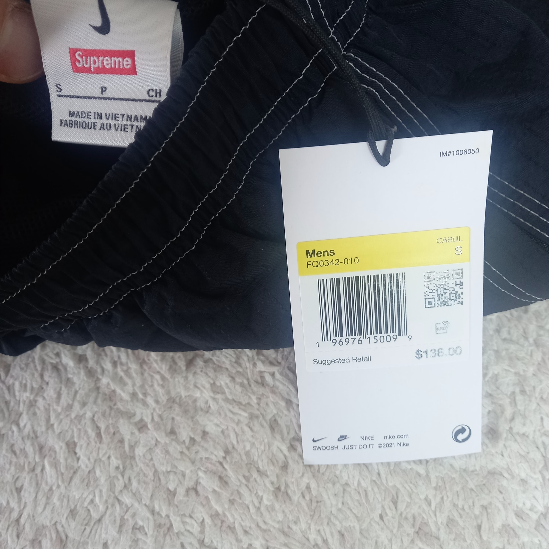 Supreme x Nike Ripstop Track Pants Black - 24SS, Supreme x The North Face Split 6-Panel Black - 24SS 착용 스타일 - 9