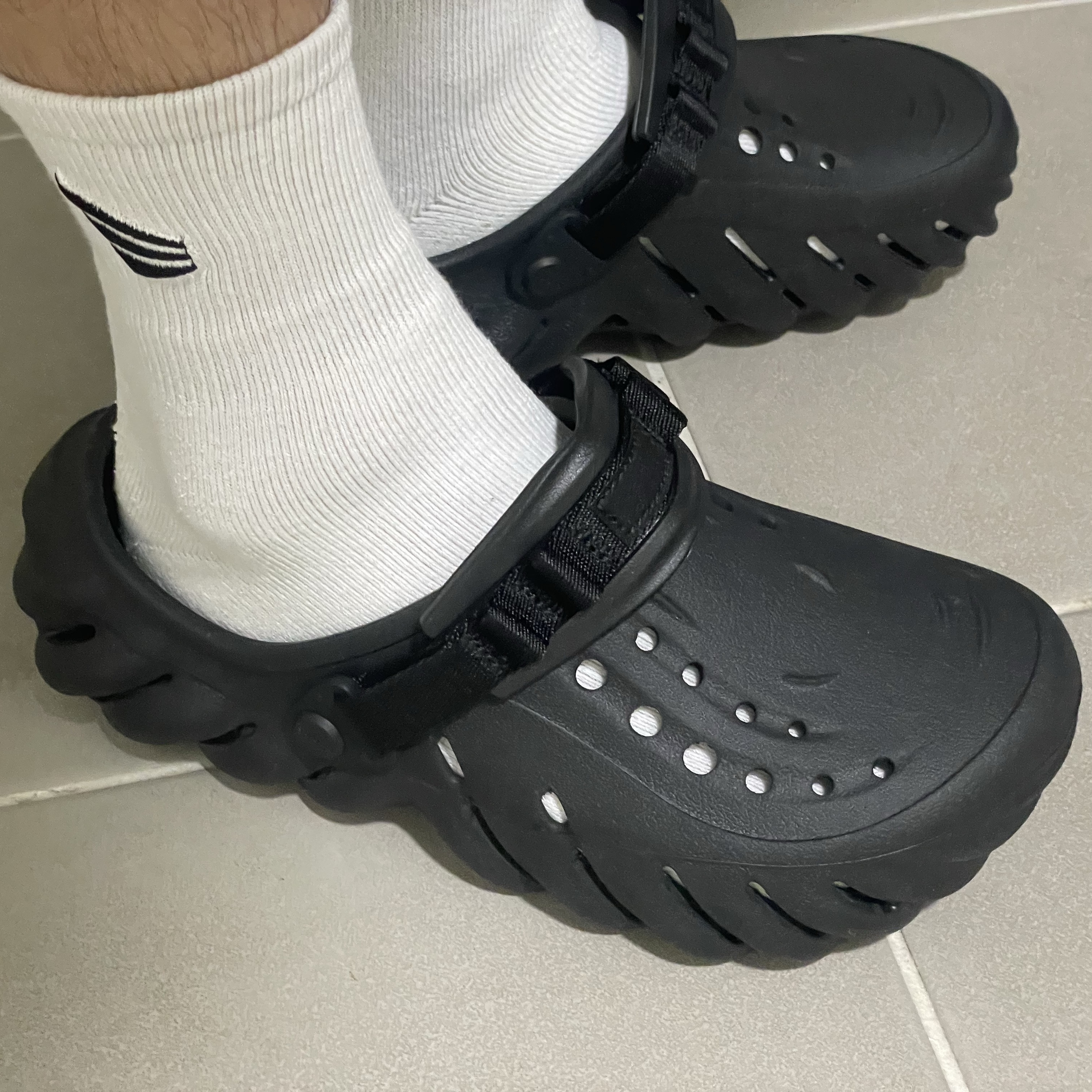 Crocs Echo Clog Black 착용 스타일 - 2