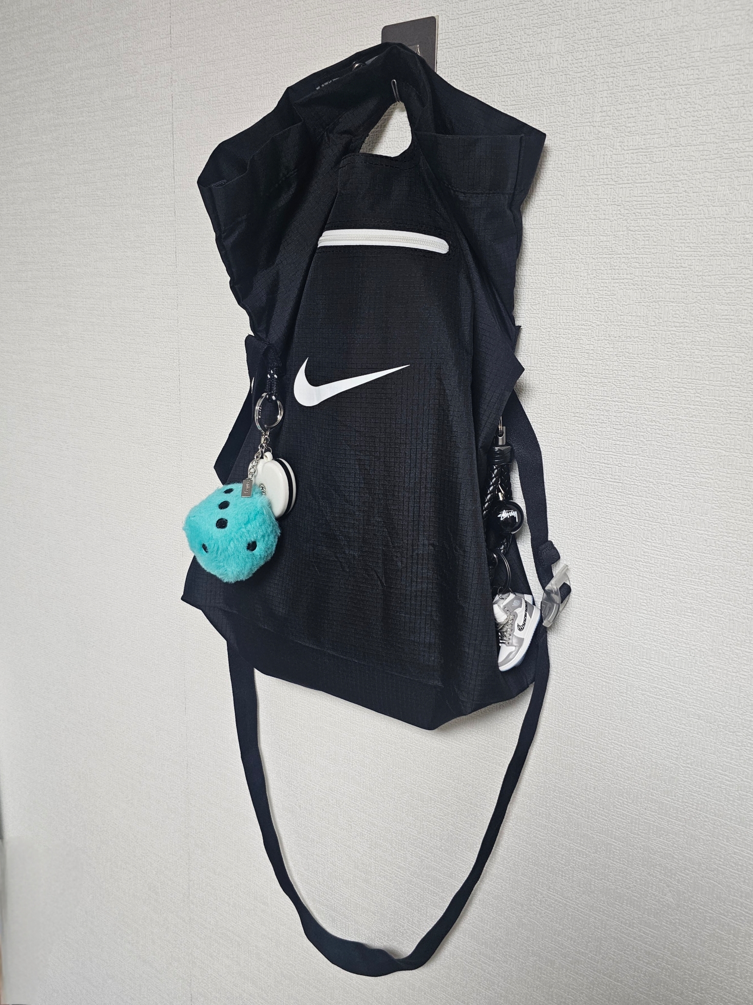 Stussy 8 Ball Keychain Black, Stussy Fuzzy Dice Keychain Teal 착용 스타일 - 1