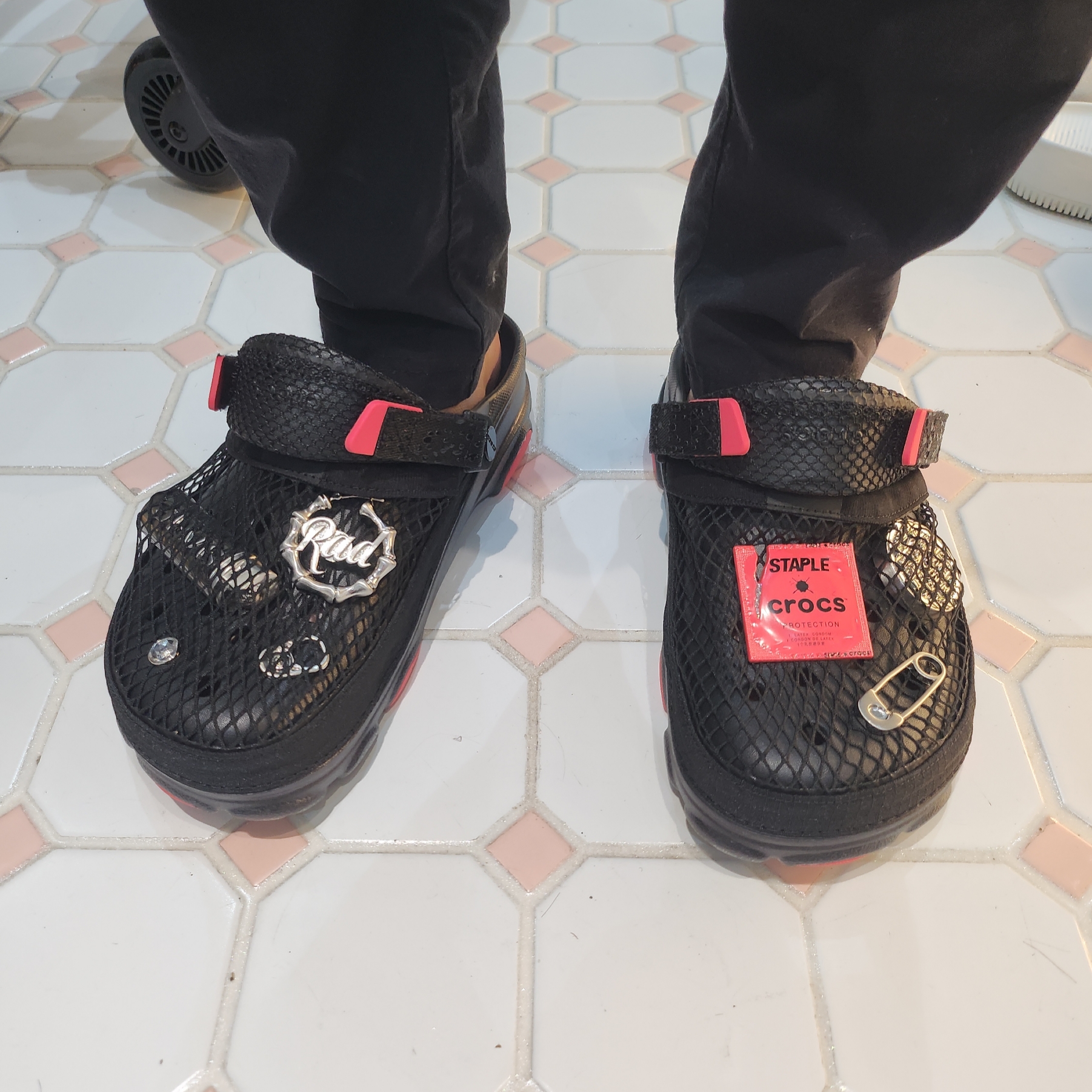 Crocs x Staple Classic All Terrain Clog Black 착용 스타일