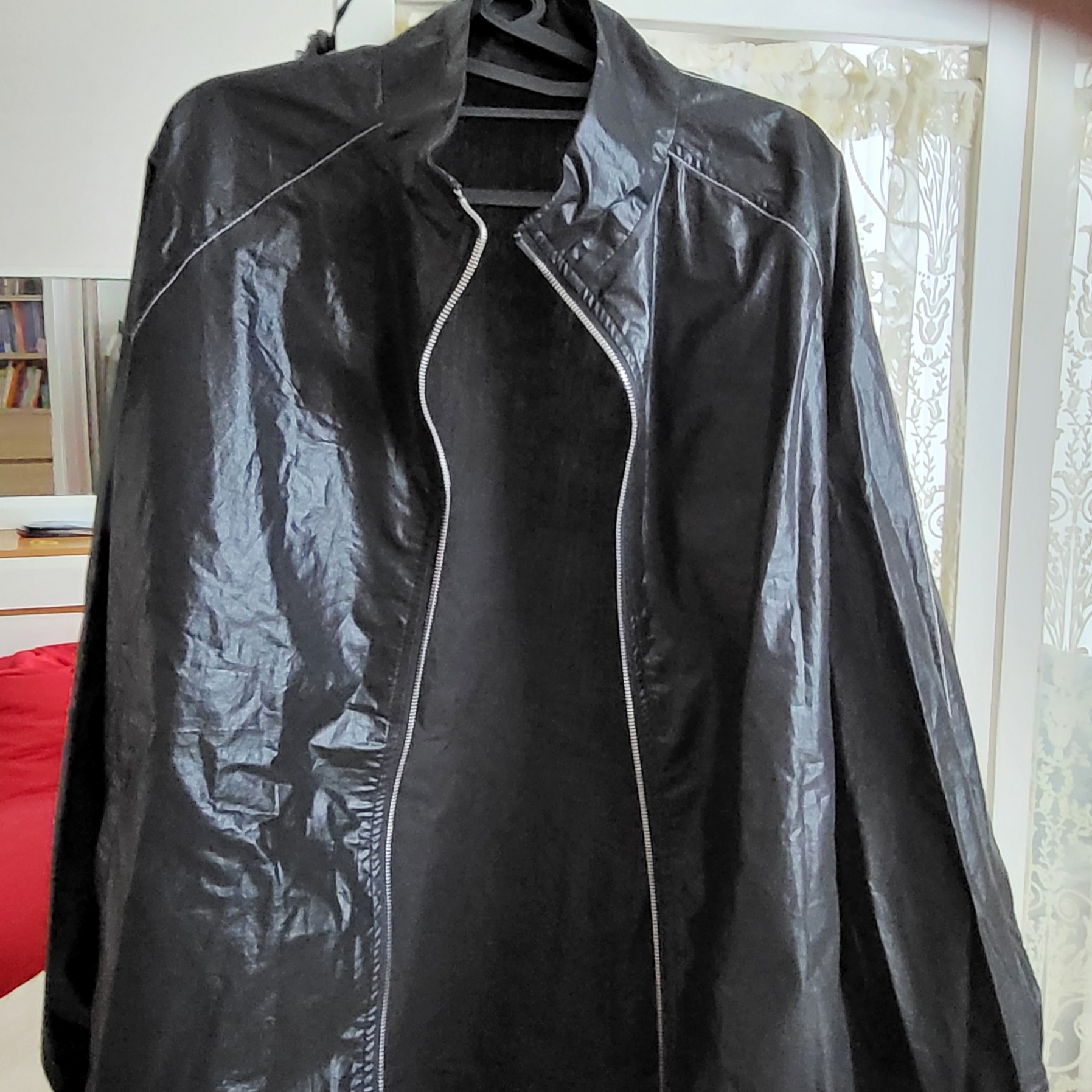 (W) Matin Kim Logo Coating Jumper Black 착용 스타일 - 2