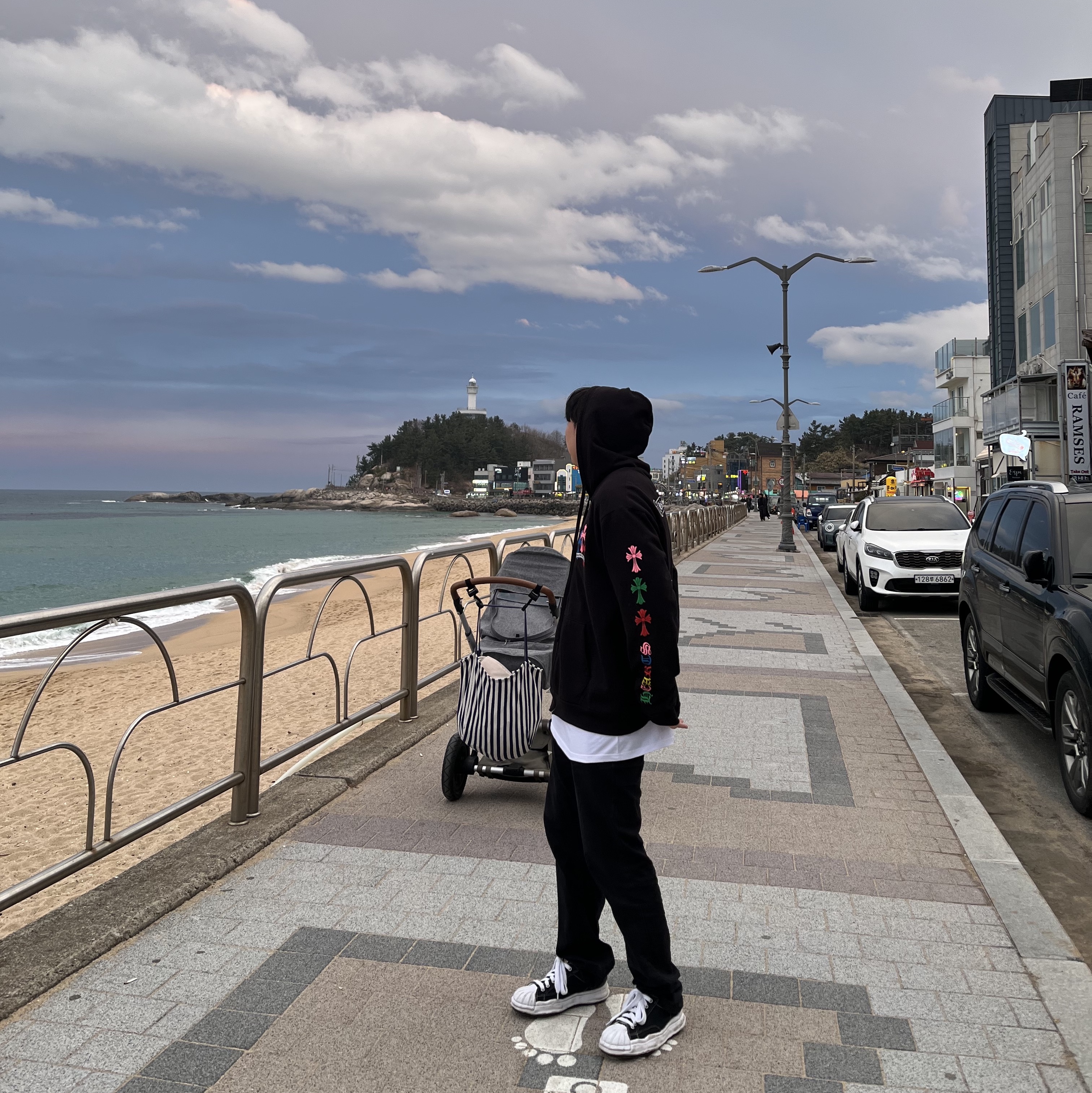 Chrome Hearts Multi Color Cross Fleece Zip-Up Hoodie Black, Maison Mihara Yasuhiro Blakey OG Sole Canvas Low-top Sneakers Black 착용 스타일 - 3