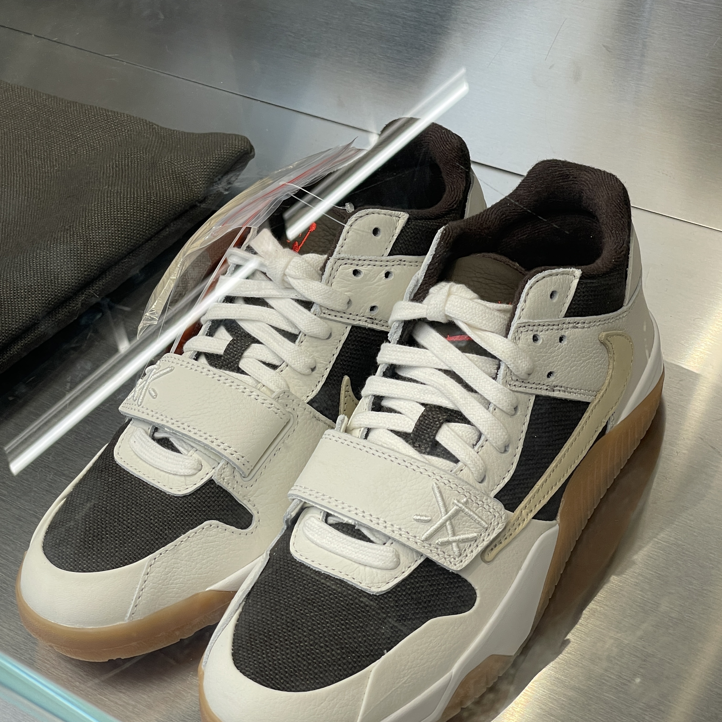Jordan x Travis Scott Jumpman Jack TR Sail and Dark Mocha 착용 스타일 - 2