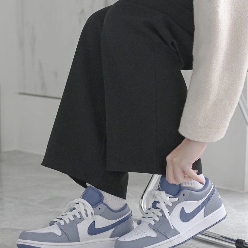 Jordan 1 Low Ashen Slate and Mystic Navy 착용 스타일