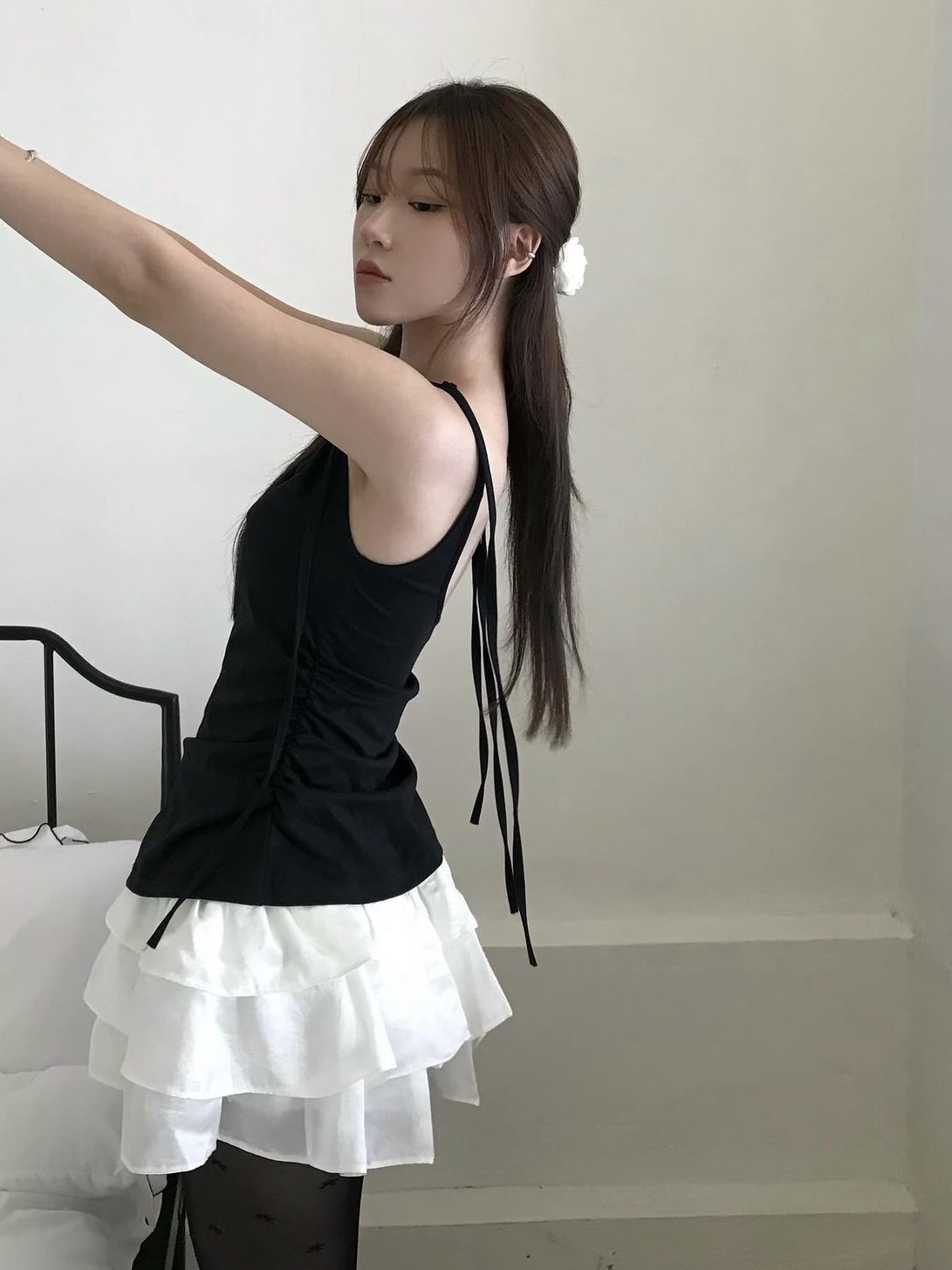 Yunse Women Olive Sleeveless Top Black 착용 스타일 - 2
