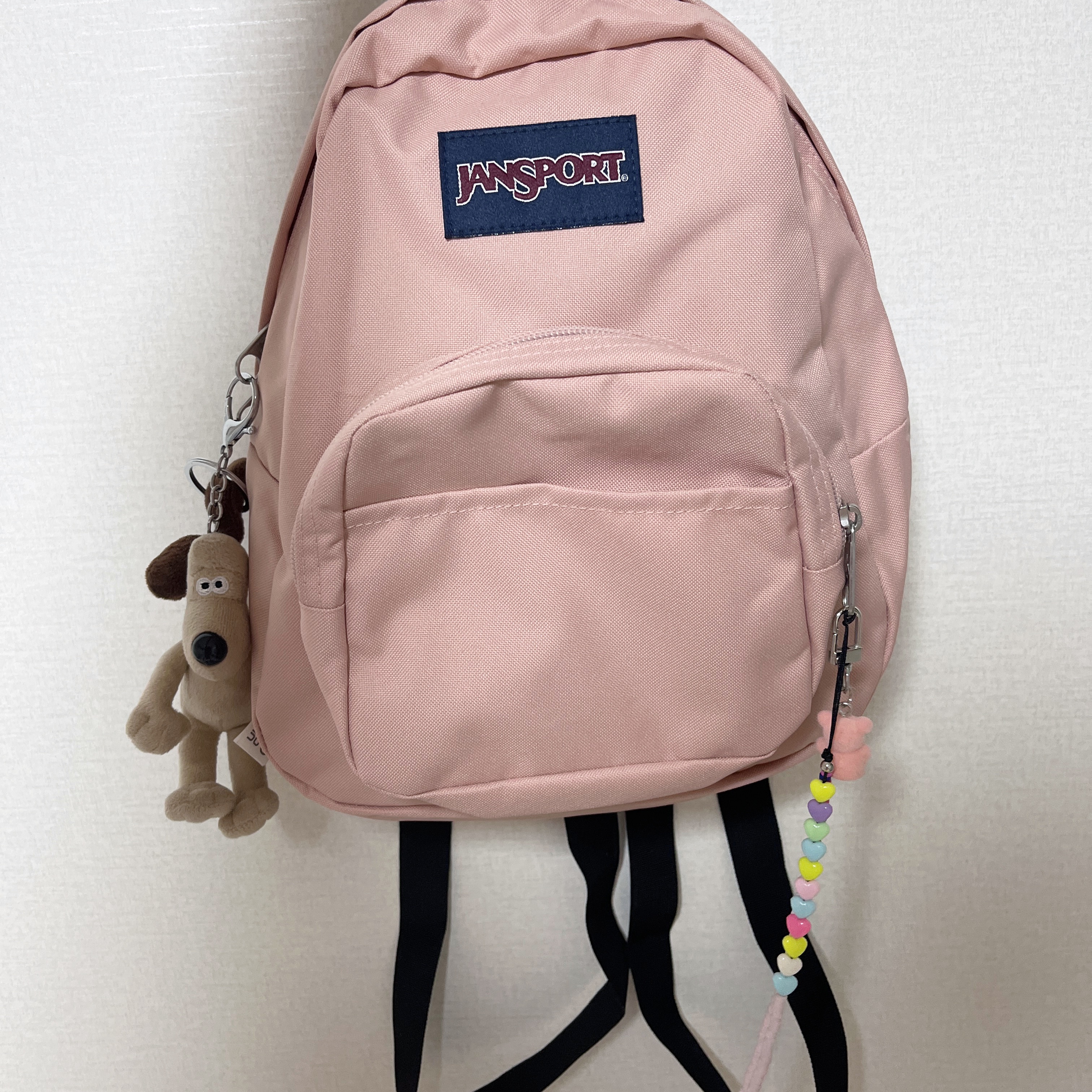 Jansport Half Pint Mini Backpack Misty Rose 착용 스타일 - 1