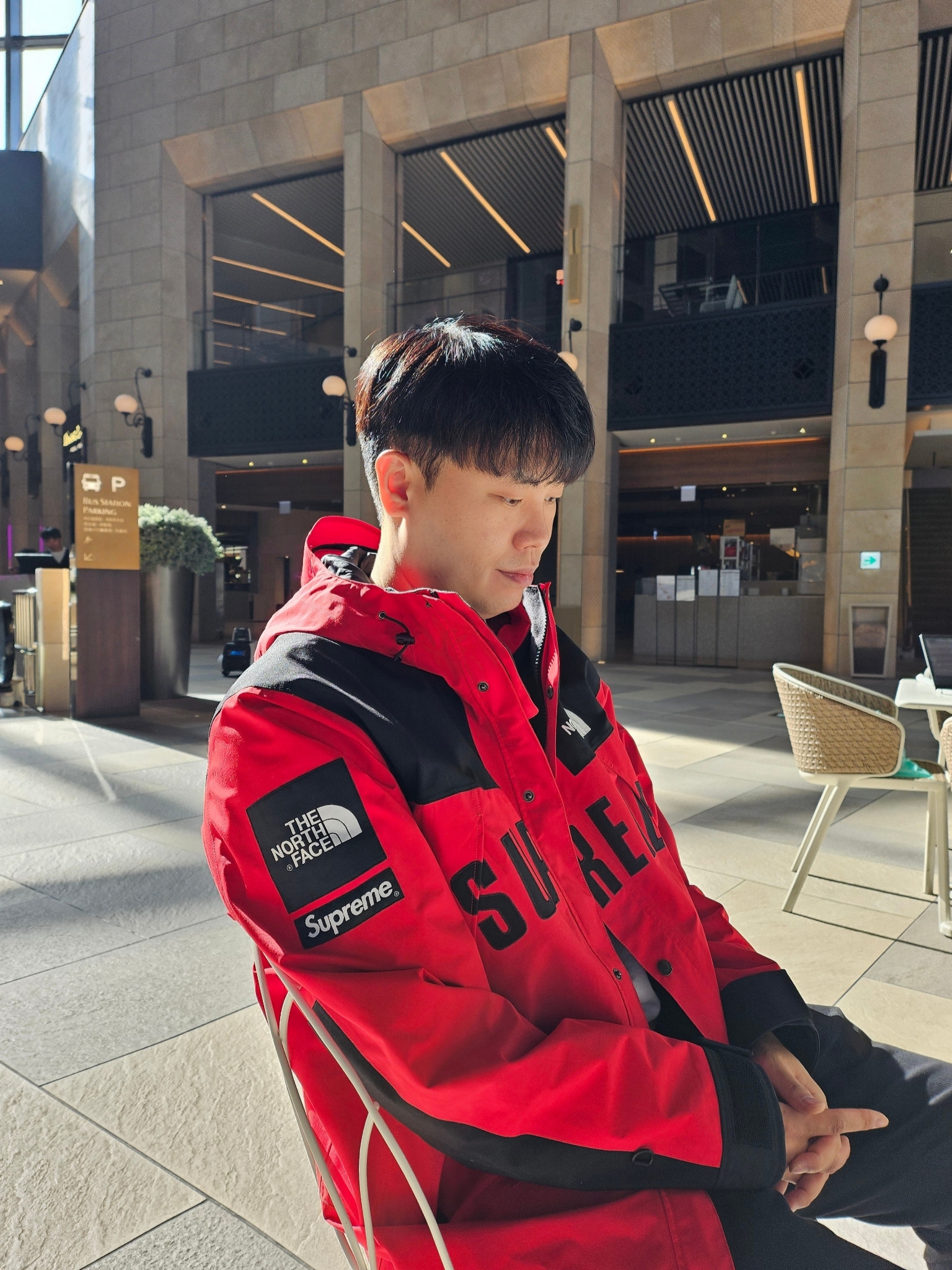 Supreme x The North Face Arc Logo Mountain Parka Red - 19SS, Jordan 4 Retro OG Fire Red 2020 착용 스타일 - 1